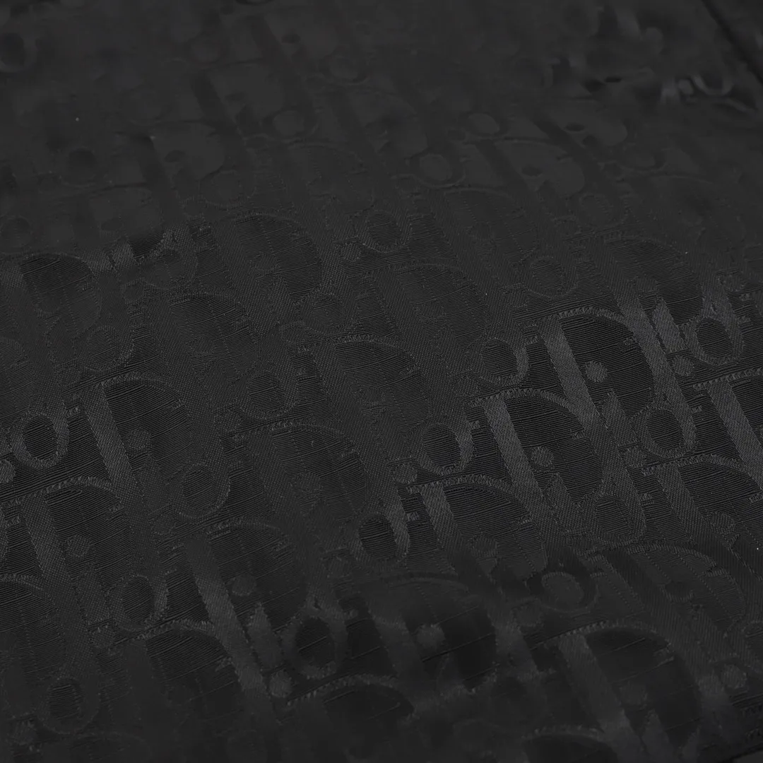 🅿️760 DIOR/Dior full-print jacquard LOGO hooded down jacket. Different from the market version, the original zipper is made exclusively from the mold. It is not easy to rust after being stored for a long time after washing. The "Dior" letters on the small buttons on the pockets are clearly visible. The fabric letters are printed using a discharge printing process, which is to change the original color of the yarn to white and gray. It is not the so-called printed or jacquard fabric on the market. The texture of the fabric is thick and stiff, and it is not the soft and thin material on the market. Pay attention to the distinction. The characteristics of the fabric are not easy to wrinkle. The dyeing yarn 100% restores the original color. An exclusive blockbuster item! Size：XS-L