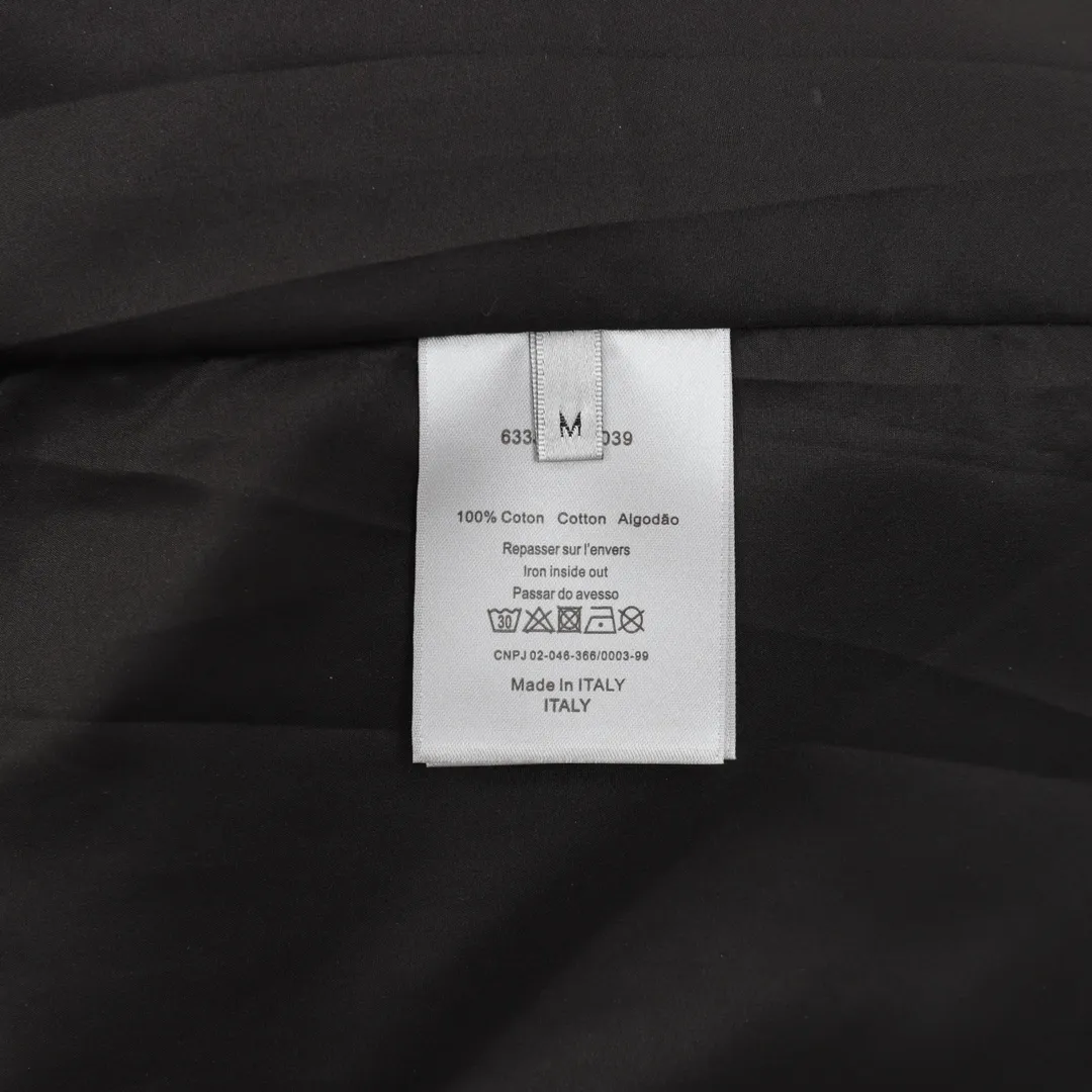 🅿️760 DIOR/Dior full-print jacquard LOGO hooded down jacket. Different from the market version, the original zipper is made exclusively from the mold. It is not easy to rust after being stored for a long time after washing. The "Dior" letters on the small buttons on the pockets are clearly visible. The fabric letters are printed using a discharge printing process, which is to change the original color of the yarn to white and gray. It is not the so-called printed or jacquard fabric on the market. The texture of the fabric is thick and stiff, and it is not the soft and thin material on the market. Pay attention to the distinction. The characteristics of the fabric are not easy to wrinkle. The dyeing yarn 100% restores the original color. An exclusive blockbuster item! Size：XS-L