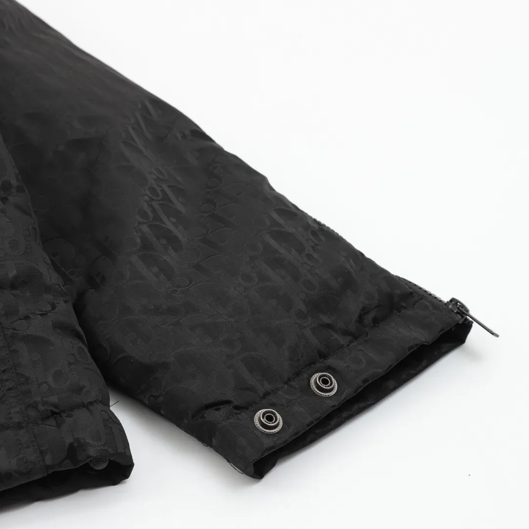 🅿️760 DIOR/Dior full-print jacquard LOGO hooded down jacket. Different from the market version, the original zipper is made exclusively from the mold. It is not easy to rust after being stored for a long time after washing. The "Dior" letters on the small buttons on the pockets are clearly visible. The fabric letters are printed using a discharge printing process, which is to change the original color of the yarn to white and gray. It is not the so-called printed or jacquard fabric on the market. The texture of the fabric is thick and stiff, and it is not the soft and thin material on the market. Pay attention to the distinction. The characteristics of the fabric are not easy to wrinkle. The dyeing yarn 100% restores the original color. An exclusive blockbuster item! Size：XS-L