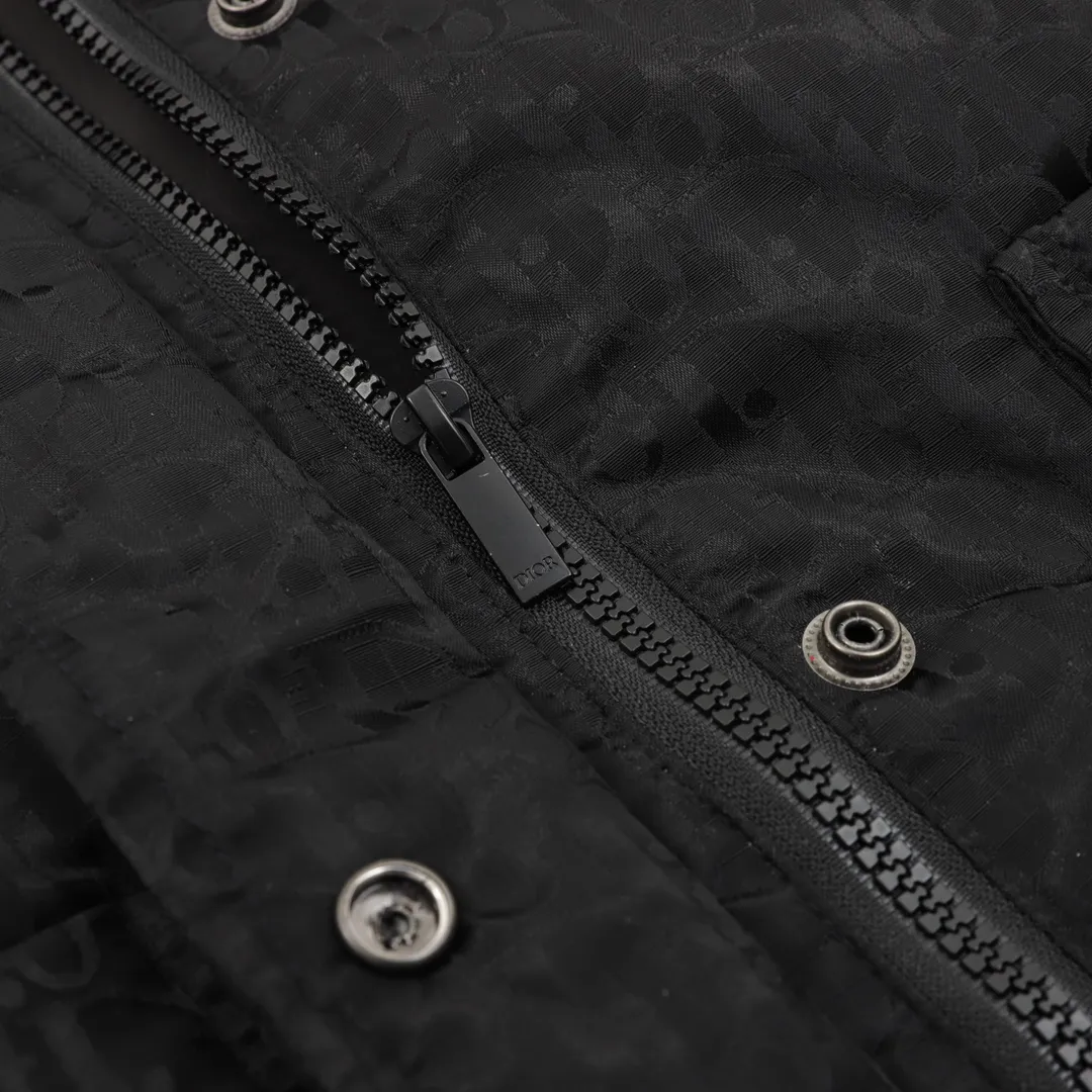 🅿️760 DIOR/Dior full-print jacquard LOGO hooded down jacket. Different from the market version, the original zipper is made exclusively from the mold. It is not easy to rust after being stored for a long time after washing. The "Dior" letters on the small buttons on the pockets are clearly visible. The fabric letters are printed using a discharge printing process, which is to change the original color of the yarn to white and gray. It is not the so-called printed or jacquard fabric on the market. The texture of the fabric is thick and stiff, and it is not the soft and thin material on the market. Pay attention to the distinction. The characteristics of the fabric are not easy to wrinkle. The dyeing yarn 100% restores the original color. An exclusive blockbuster item! Size：XS-L