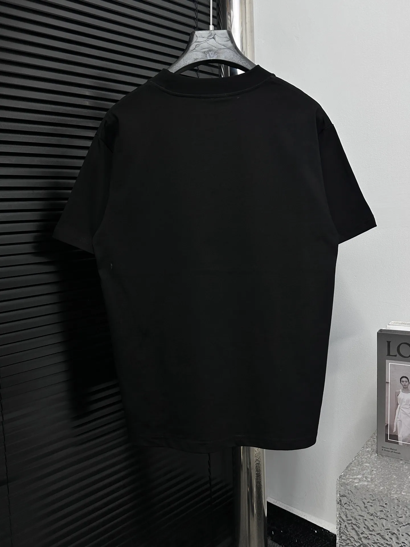 🅿️170 [Dior] Dior 25ss new letter short sleeves. Customized 280g same vat dyed fabric. Very comfortable to the touch. The latest brick cabinet in spring and summer is fashionable and versatile. It is very suitable for men and women. A must-have hangtag. Collar label. Washed wheat three labels are complete. Color: black white. Size: S-XL.