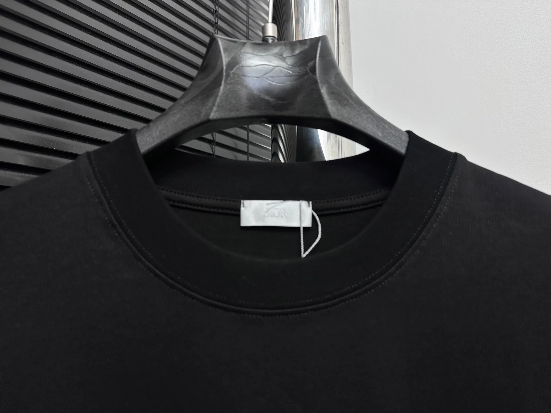 🅿️170 [Dior] Dior 25ss new letter short sleeves. Customized 280g same vat dyed fabric. Very comfortable to the touch. The latest brick cabinet in spring and summer is fashionable and versatile. It is very suitable for men and women. A must-have hangtag. Collar label. Washed wheat three labels are complete. Color: black white. Size: S-XL.