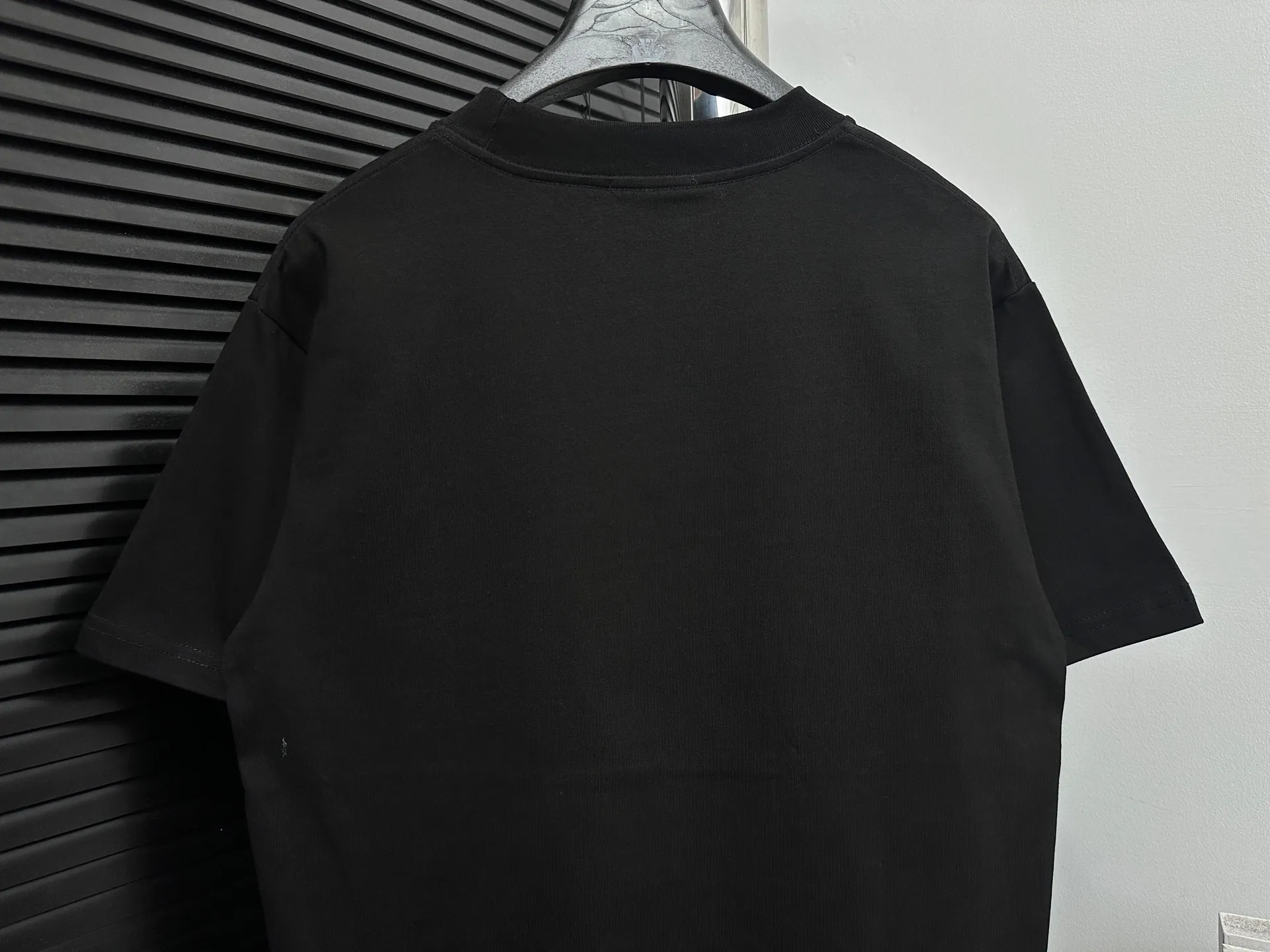 🅿️170 [Dior] Dior 25ss new letter short sleeves. Customized 280g same vat dyed fabric. Very comfortable to the touch. The latest brick cabinet in spring and summer is fashionable and versatile. It is very suitable for men and women. A must-have hangtag. Collar label. Washed wheat three labels are complete. Color: black white. Size: S-XL.