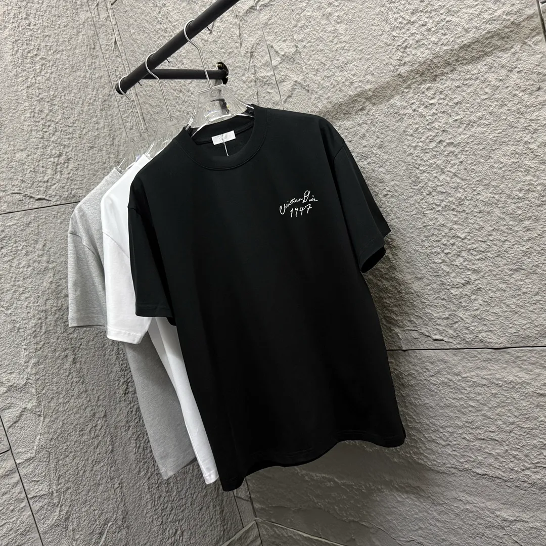 🅿️180 Dio*Dior* 2025 spring and summer style Classic letters 1947 embroidered personalized logo Customized double yarn plain cotton fabric Short-sleeved T-shirt Unisex Size: S (90-130 catties) M (120-150 catties) L (140-165 catties) XL (160-180 catties) XXL (180-210 pounds) Color: black white