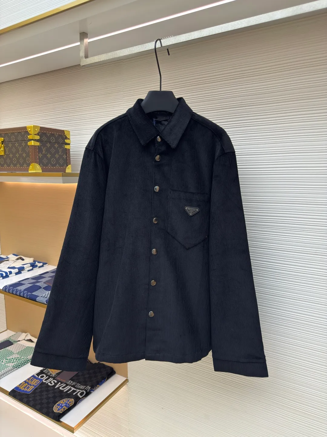 Prada corduroy jacket ●Authentic product: purchased and developed at 16700 ●Item number: 1680051-B70 ●Fabric: corduroy fabric ●Technology: made on positioning cutting machine ●Version: fitted version ●Weight: about 885 grams ●Size: XS-S-M-L ●Description: Made of 100% cotton 8*8 corduroy fabric, dyed with reactive dyes, the color fastness is all solid black, matched with 75D twill nylon lining, the pocket chapter is made of microfiber leather, the aluminum alloy material is embossed with three-dimensional letters on a lathe, and later hand-dotted with black piano paint to seal the glaze. The overall wiring is straight and delicate, the fabric is comfortable and soft, and the color is consistent without color difference. It can be matched with the same style to create a fashionable look and control various occasions. Customized accessories, complete with three standards, same style for men and women!