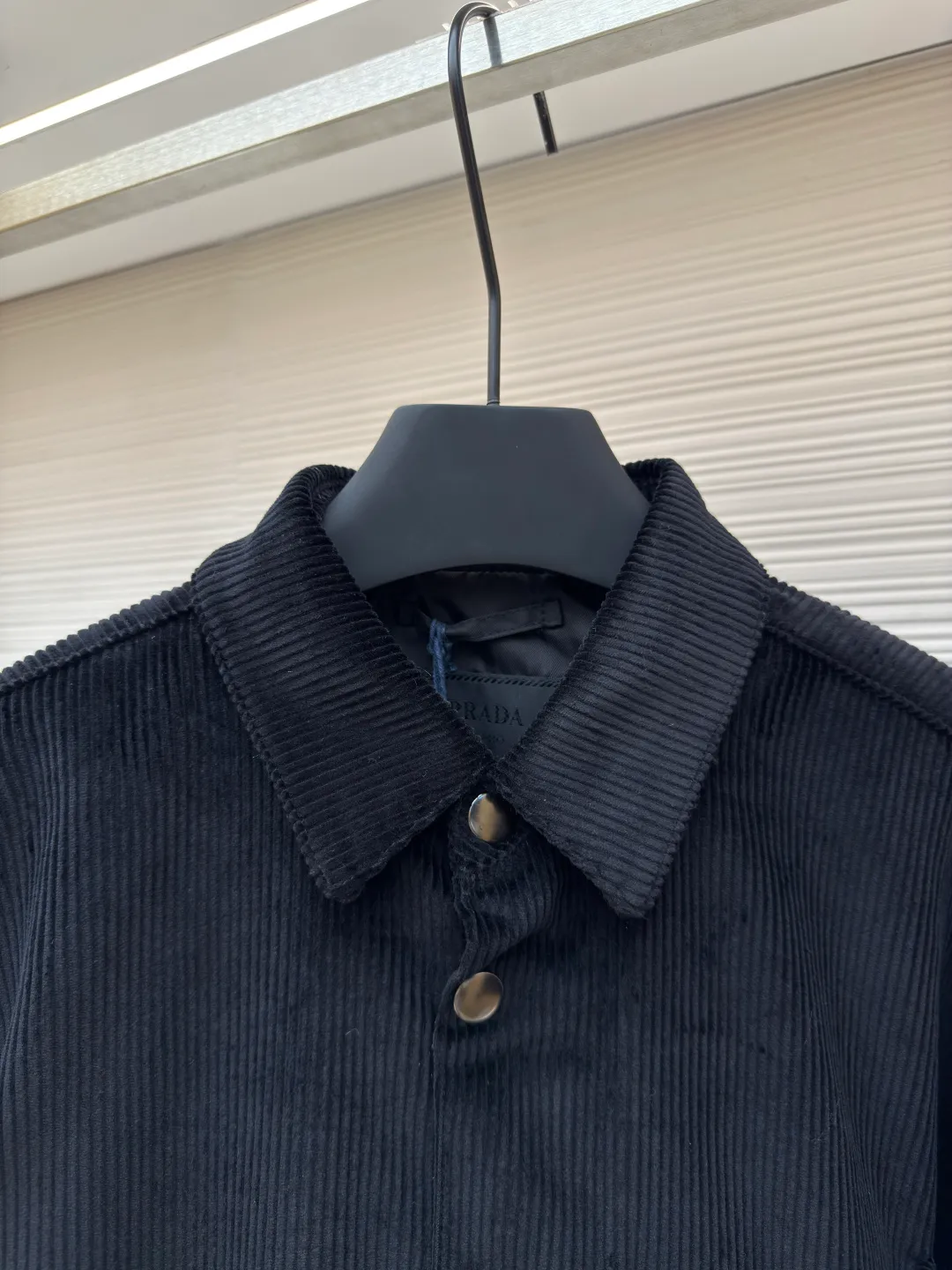 Prada corduroy jacket ●Authentic product: purchased and developed at 16700 ●Item number: 1680051-B70 ●Fabric: corduroy fabric ●Technology: made on positioning cutting machine ●Version: fitted version ●Weight: about 885 grams ●Size: XS-S-M-L ●Description: Made of 100% cotton 8*8 corduroy fabric, dyed with reactive dyes, the color fastness is all solid black, matched with 75D twill nylon lining, the pocket chapter is made of microfiber leather, the aluminum alloy material is embossed with three-dimensional letters on a lathe, and later hand-dotted with black piano paint to seal the glaze. The overall wiring is straight and delicate, the fabric is comfortable and soft, and the color is consistent without color difference. It can be matched with the same style to create a fashionable look and control various occasions. Customized accessories, complete with three standards, same style for men and women!
