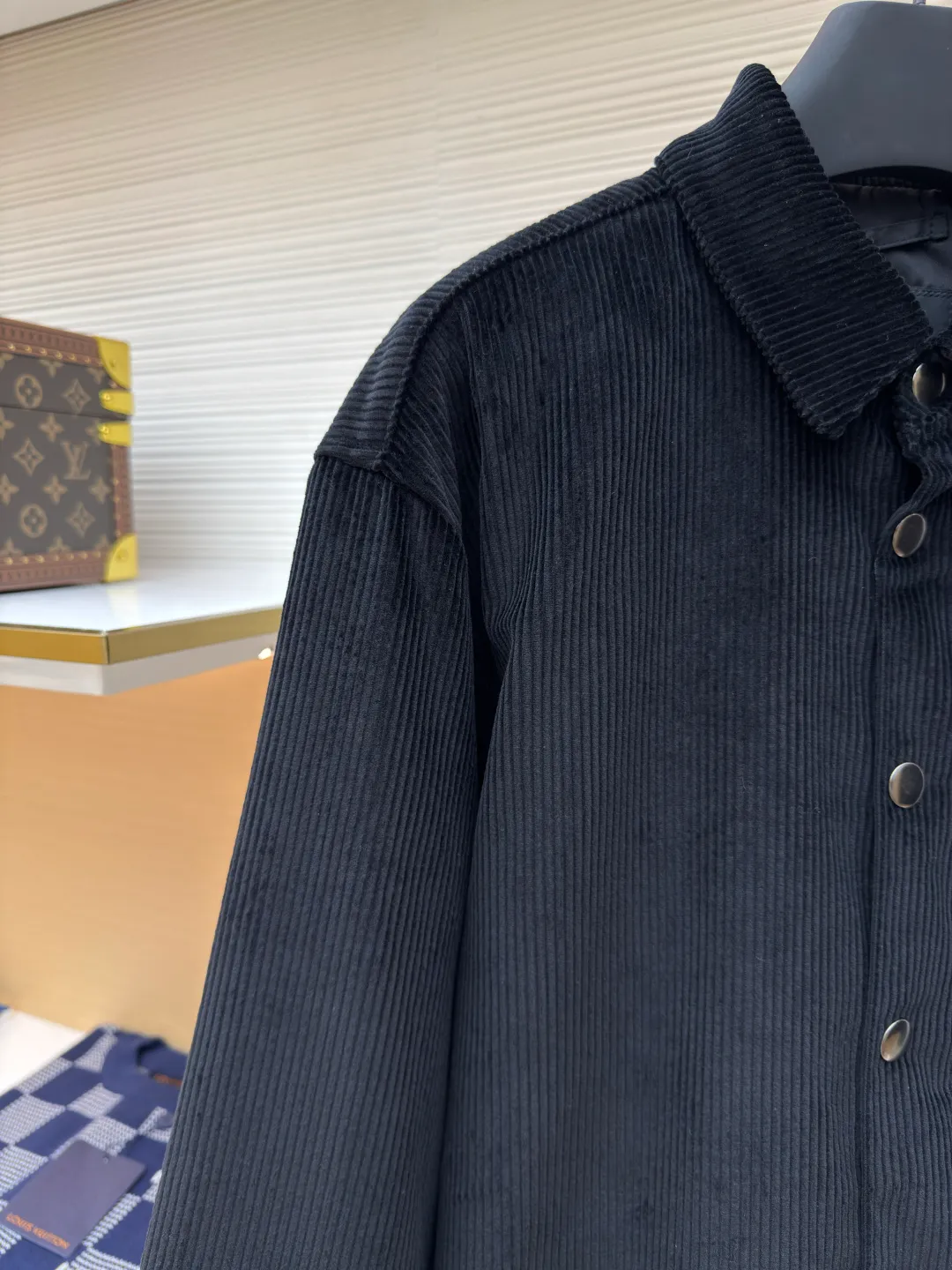 Prada corduroy jacket ●Authentic product: purchased and developed at 16700 ●Item number: 1680051-B70 ●Fabric: corduroy fabric ●Technology: made on positioning cutting machine ●Version: fitted version ●Weight: about 885 grams ●Size: XS-S-M-L ●Description: Made of 100% cotton 8*8 corduroy fabric, dyed with reactive dyes, the color fastness is all solid black, matched with 75D twill nylon lining, the pocket chapter is made of microfiber leather, the aluminum alloy material is embossed with three-dimensional letters on a lathe, and later hand-dotted with black piano paint to seal the glaze. The overall wiring is straight and delicate, the fabric is comfortable and soft, and the color is consistent without color difference. It can be matched with the same style to create a fashionable look and control various occasions. Customized accessories, complete with three standards, same style for men and women!