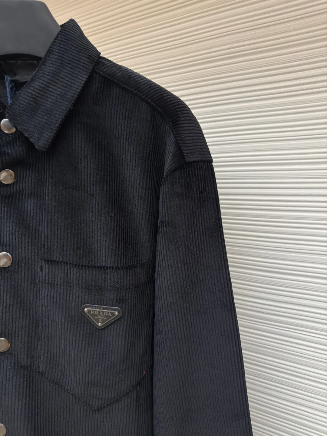 Prada corduroy jacket ●Authentic product: purchased and developed at 16700 ●Item number: 1680051-B70 ●Fabric: corduroy fabric ●Technology: made on positioning cutting machine ●Version: fitted version ●Weight: about 885 grams ●Size: XS-S-M-L ●Description: Made of 100% cotton 8*8 corduroy fabric, dyed with reactive dyes, the color fastness is all solid black, matched with 75D twill nylon lining, the pocket chapter is made of microfiber leather, the aluminum alloy material is embossed with three-dimensional letters on a lathe, and later hand-dotted with black piano paint to seal the glaze. The overall wiring is straight and delicate, the fabric is comfortable and soft, and the color is consistent without color difference. It can be matched with the same style to create a fashionable look and control various occasions. Customized accessories, complete with three standards, same style for men and women!