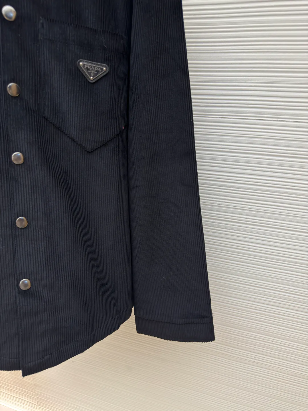Prada corduroy jacket ●Authentic product: purchased and developed at 16700 ●Item number: 1680051-B70 ●Fabric: corduroy fabric ●Technology: made on positioning cutting machine ●Version: fitted version ●Weight: about 885 grams ●Size: XS-S-M-L ●Description: Made of 100% cotton 8*8 corduroy fabric, dyed with reactive dyes, the color fastness is all solid black, matched with 75D twill nylon lining, the pocket chapter is made of microfiber leather, the aluminum alloy material is embossed with three-dimensional letters on a lathe, and later hand-dotted with black piano paint to seal the glaze. The overall wiring is straight and delicate, the fabric is comfortable and soft, and the color is consistent without color difference. It can be matched with the same style to create a fashionable look and control various occasions. Customized accessories, complete with three standards, same style for men and women!