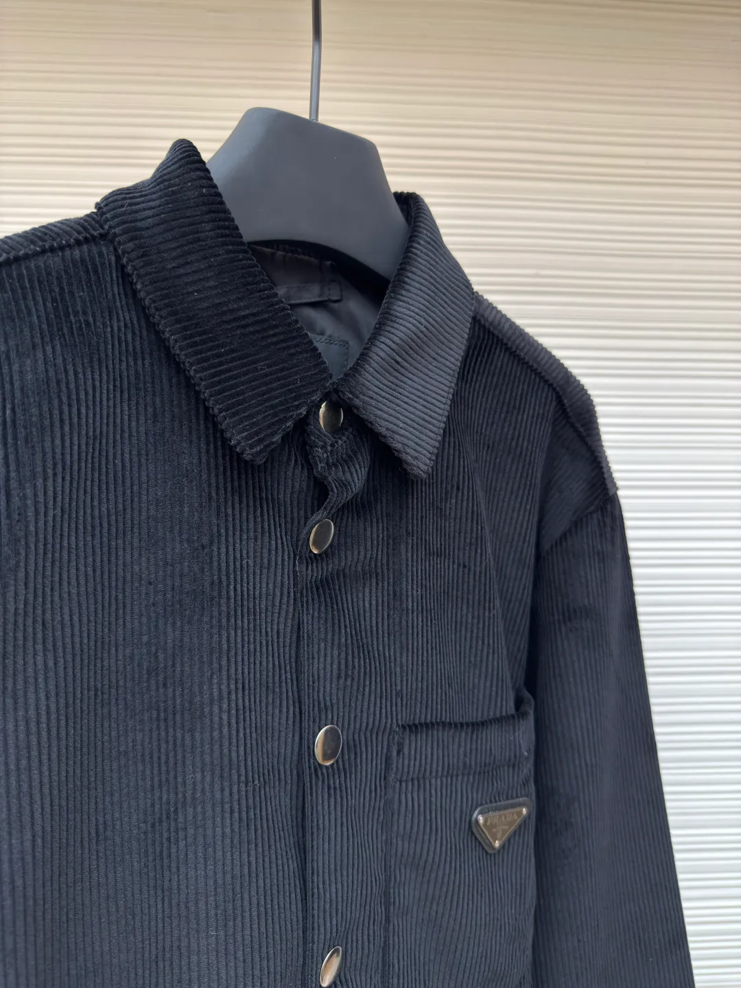 Prada corduroy jacket ●Authentic product: purchased and developed at 16700 ●Item number: 1680051-B70 ●Fabric: corduroy fabric ●Technology: made on positioning cutting machine ●Version: fitted version ●Weight: about 885 grams ●Size: XS-S-M-L ●Description: Made of 100% cotton 8*8 corduroy fabric, dyed with reactive dyes, the color fastness is all solid black, matched with 75D twill nylon lining, the pocket chapter is made of microfiber leather, the aluminum alloy material is embossed with three-dimensional letters on a lathe, and later hand-dotted with black piano paint to seal the glaze. The overall wiring is straight and delicate, the fabric is comfortable and soft, and the color is consistent without color difference. It can be matched with the same style to create a fashionable look and control various occasions. Customized accessories, complete with three standards, same style for men and women!