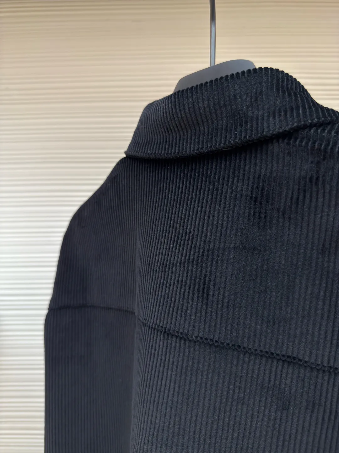 Prada corduroy jacket ●Authentic product: purchased and developed at 16700 ●Item number: 1680051-B70 ●Fabric: corduroy fabric ●Technology: made on positioning cutting machine ●Version: fitted version ●Weight: about 885 grams ●Size: XS-S-M-L ●Description: Made of 100% cotton 8*8 corduroy fabric, dyed with reactive dyes, the color fastness is all solid black, matched with 75D twill nylon lining, the pocket chapter is made of microfiber leather, the aluminum alloy material is embossed with three-dimensional letters on a lathe, and later hand-dotted with black piano paint to seal the glaze. The overall wiring is straight and delicate, the fabric is comfortable and soft, and the color is consistent without color difference. It can be matched with the same style to create a fashionable look and control various occasions. Customized accessories, complete with three standards, same style for men and women!