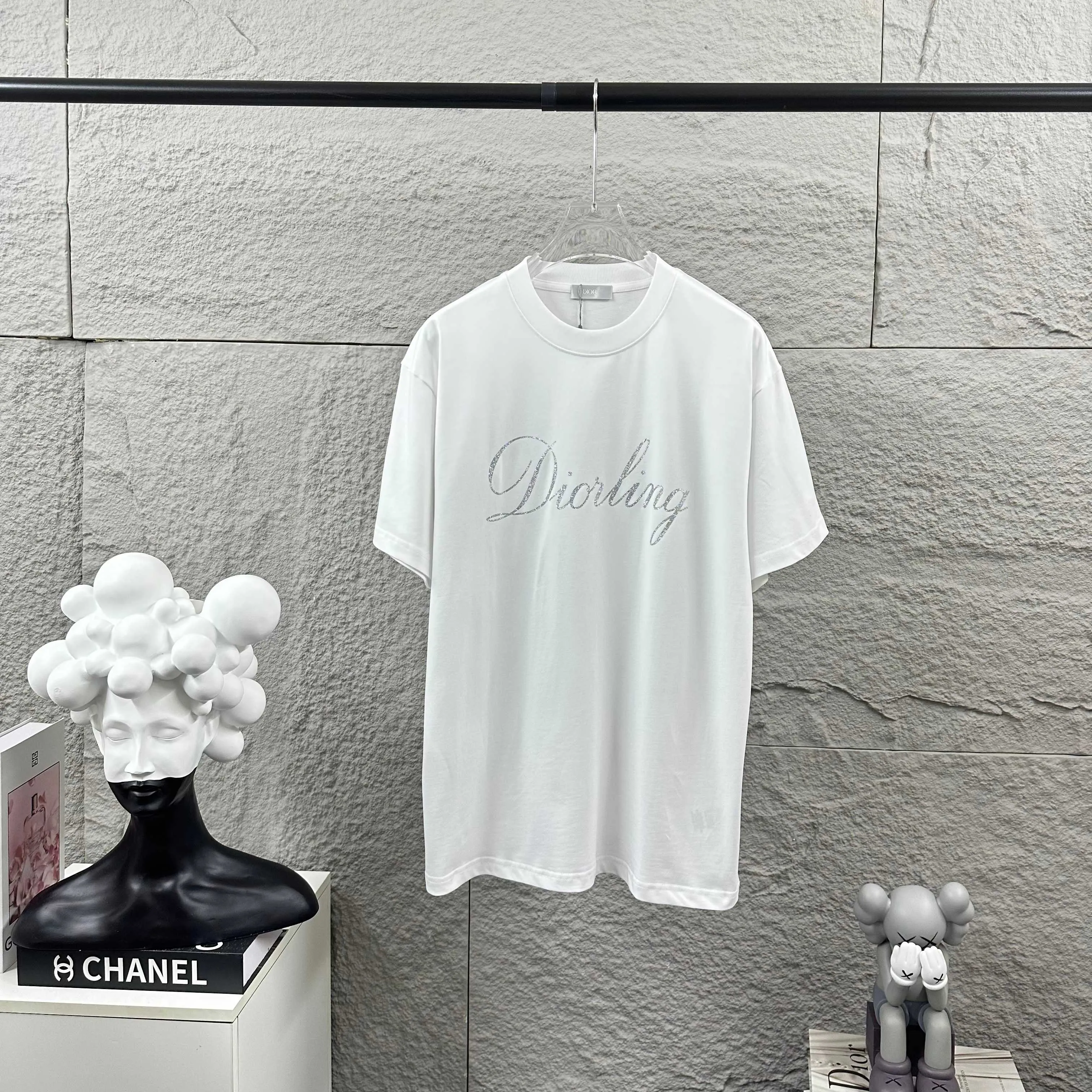 🅿️180 Dio* Christian Dior 2025 spring and summer new style Classic letters with fine glitter silver three-dimensional silicone technology Simple and elegant Customized double yarn plain cotton fabric Short-sleeved T-shirt Unisex Color: Black White Size: S (90-130 catties) M (120-150 catties) L (140-165 catties) XL (160-180 catties) XXL (180-210 pounds)