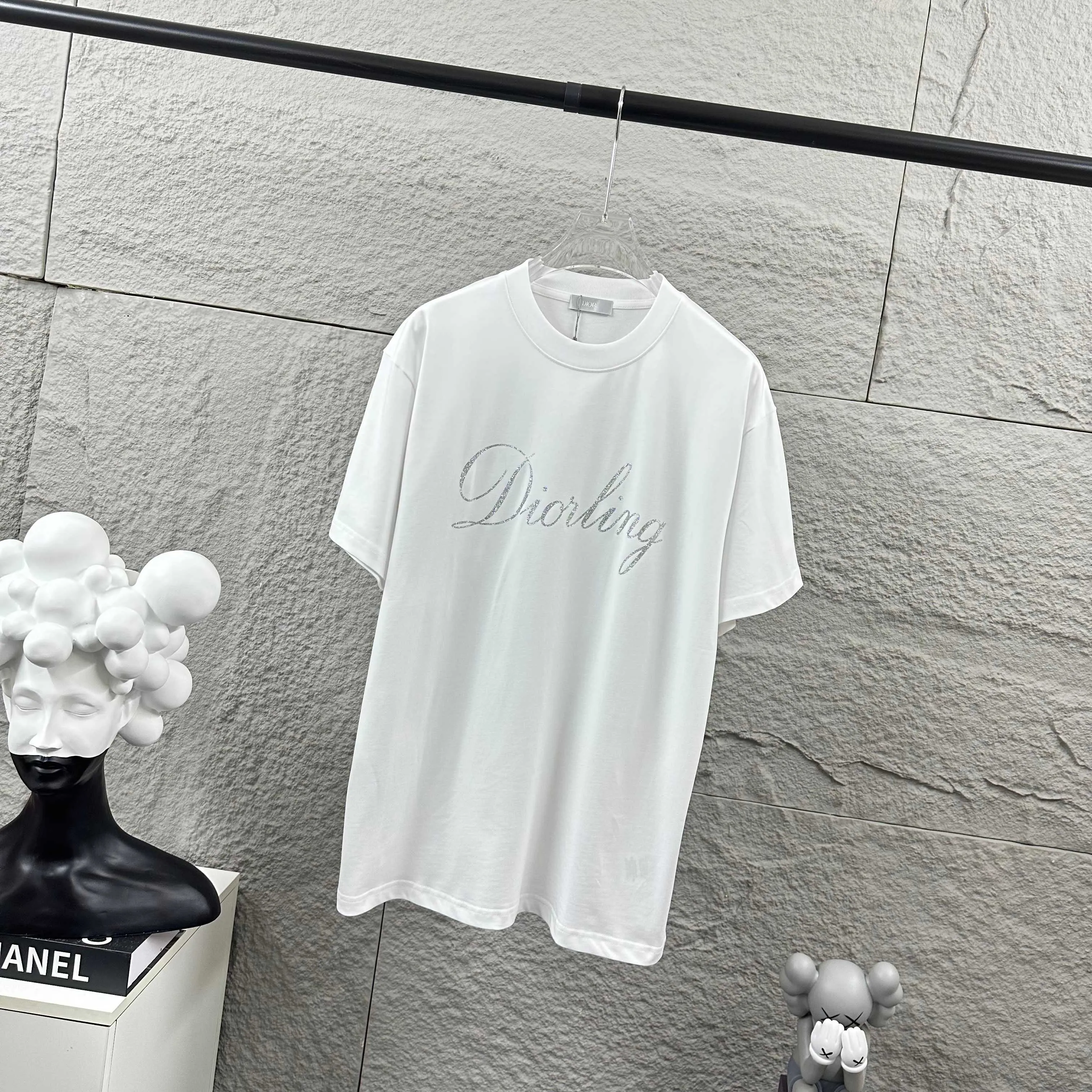 🅿️180 Dio* Christian Dior 2025 spring and summer new style Classic letters with fine glitter silver three-dimensional silicone technology Simple and elegant Customized double yarn plain cotton fabric Short-sleeved T-shirt Unisex Color: Black White Size: S (90-130 catties) M (120-150 catties) L (140-165 catties) XL (160-180 catties) XXL (180-210 pounds)