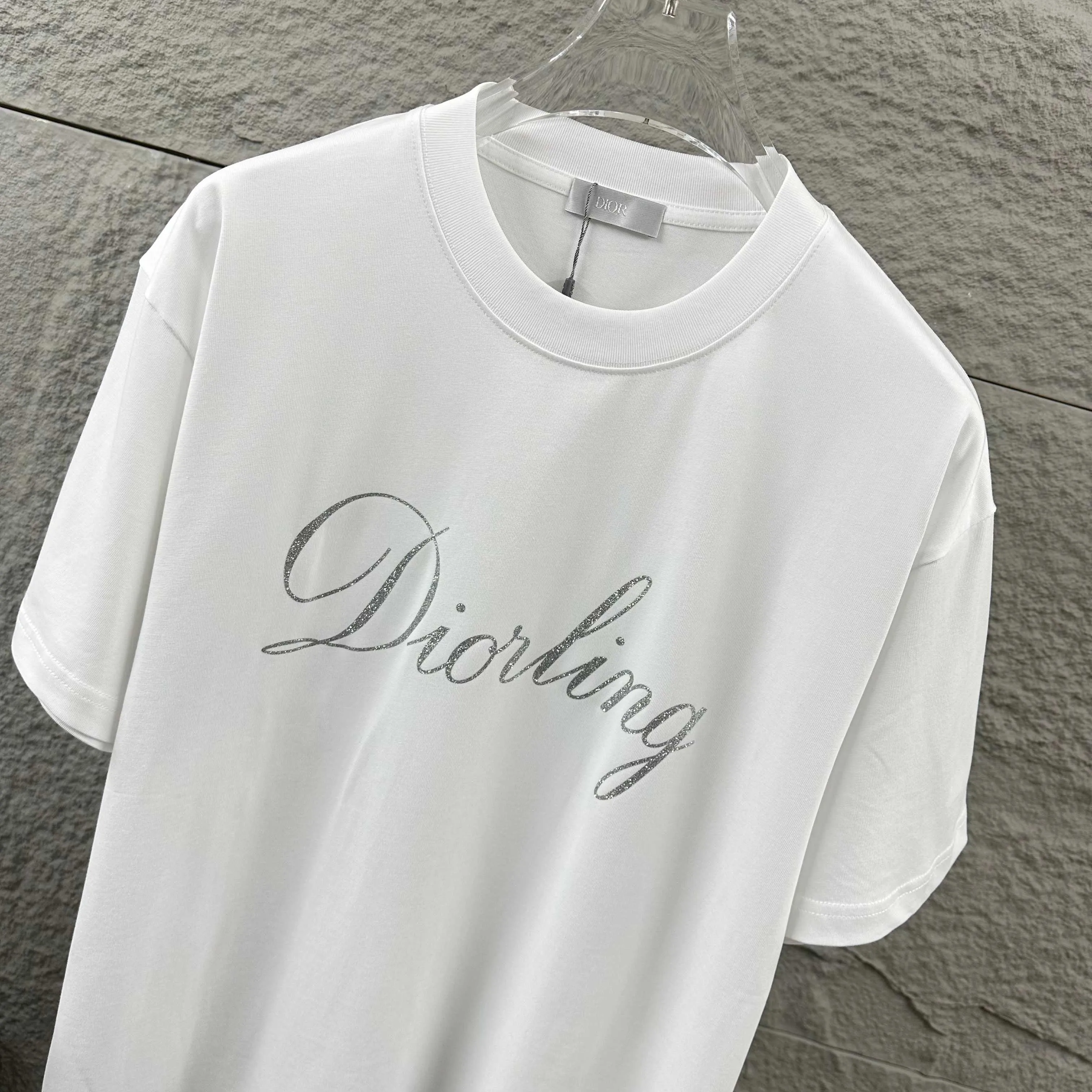 🅿️180 Dio* Christian Dior 2025 spring and summer new style Classic letters with fine glitter silver three-dimensional silicone technology Simple and elegant Customized double yarn plain cotton fabric Short-sleeved T-shirt Unisex Color: Black White Size: S (90-130 catties) M (120-150 catties) L (140-165 catties) XL (160-180 catties) XXL (180-210 pounds)