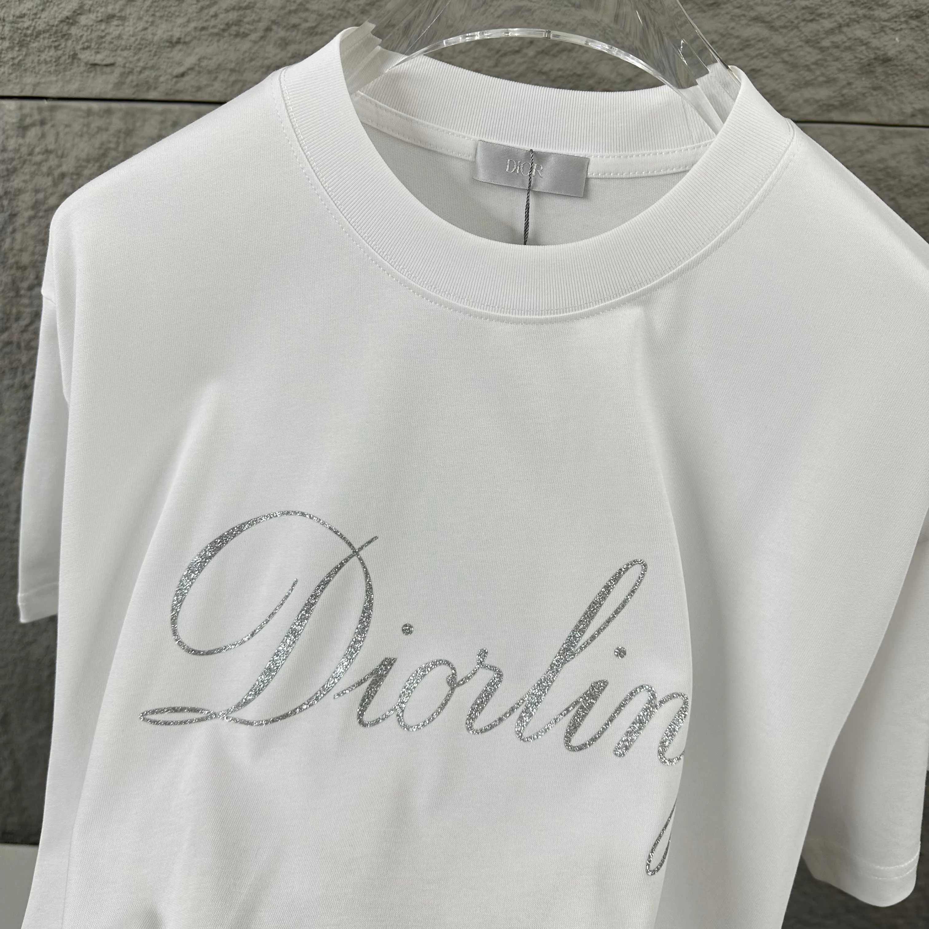 🅿️180 Dio* Christian Dior 2025 spring and summer new style Classic letters with fine glitter silver three-dimensional silicone technology Simple and elegant Customized double yarn plain cotton fabric Short-sleeved T-shirt Unisex Color: Black White Size: S (90-130 catties) M (120-150 catties) L (140-165 catties) XL (160-180 catties) XXL (180-210 pounds)