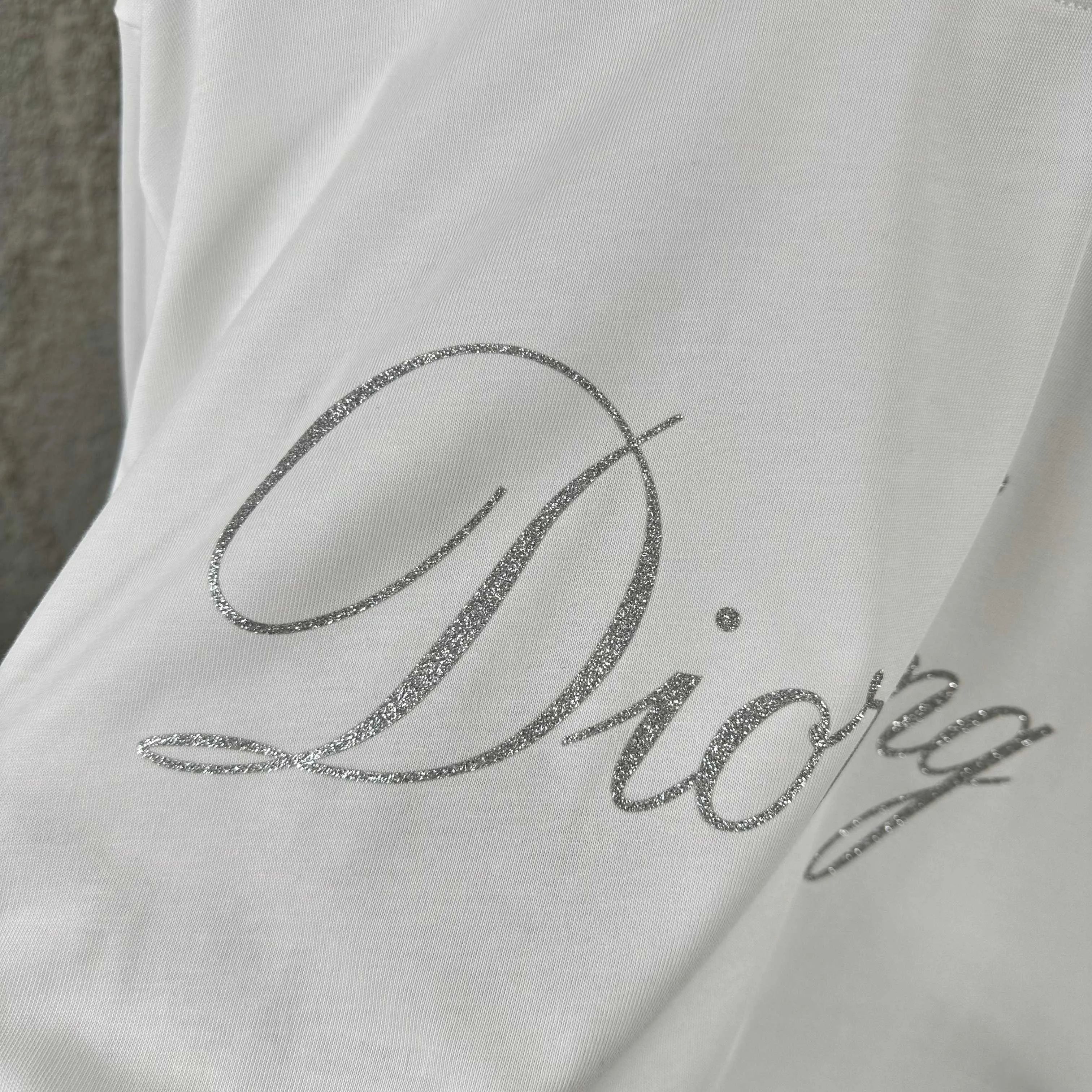 🅿️180 Dio* Christian Dior 2025 spring and summer new style Classic letters with fine glitter silver three-dimensional silicone technology Simple and elegant Customized double yarn plain cotton fabric Short-sleeved T-shirt Unisex Color: Black White Size: S (90-130 catties) M (120-150 catties) L (140-165 catties) XL (160-180 catties) XXL (180-210 pounds)
