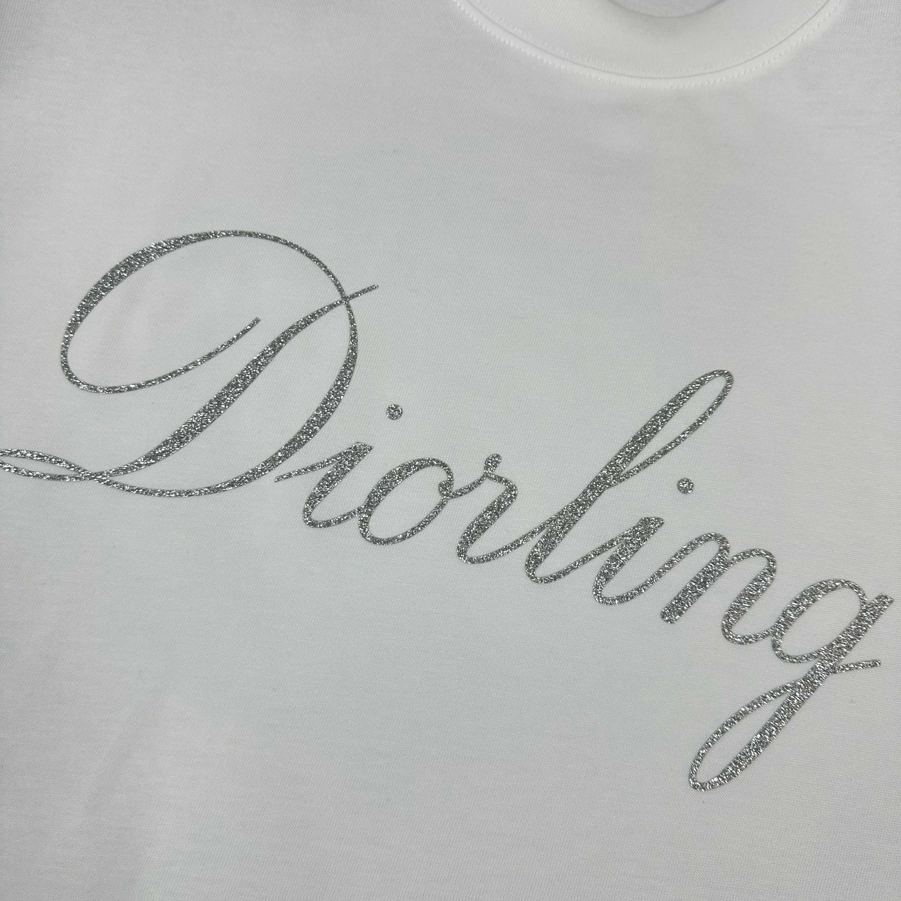 🅿️180 Dio* Christian Dior 2025 spring and summer new style Classic letters with fine glitter silver three-dimensional silicone technology Simple and elegant Customized double yarn plain cotton fabric Short-sleeved T-shirt Unisex Color: Black White Size: S (90-130 catties) M (120-150 catties) L (140-165 catties) XL (160-180 catties) XXL (180-210 pounds)