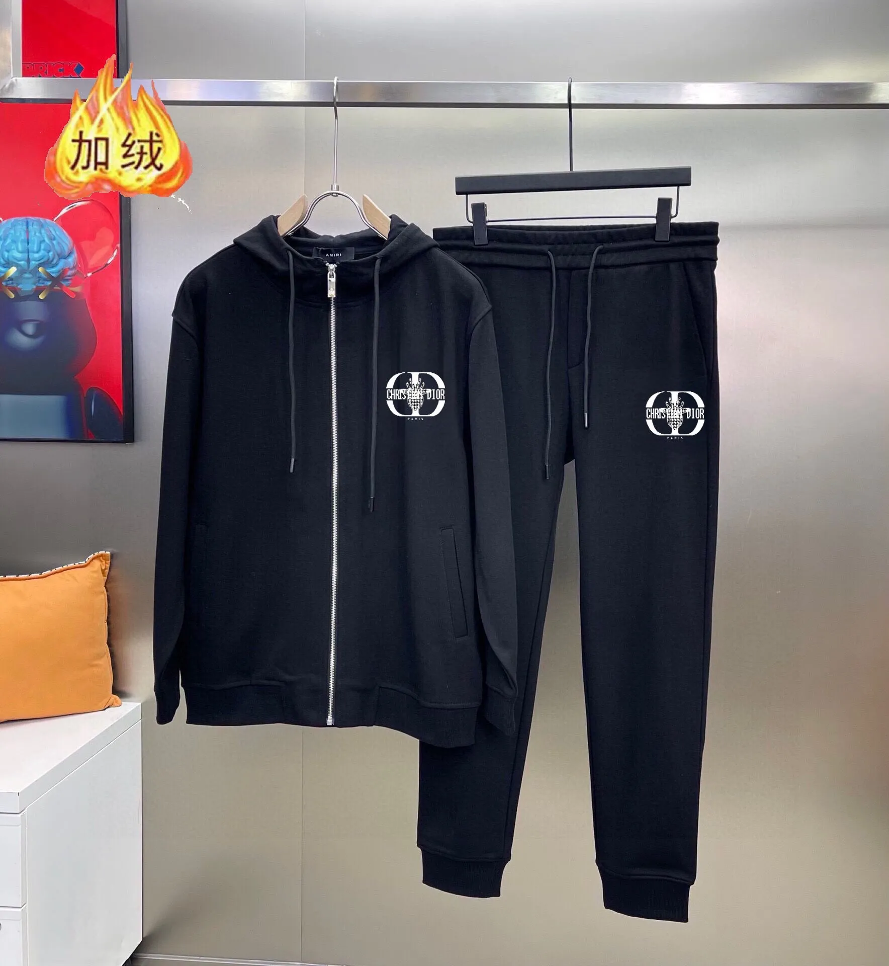 🅿️460 Directly approved brand [DIOR Dior] (velvet and thickened) 2025 autumn and winter new products, celebrities' favorite fashionable casual suits, clean and neat tailoring, full of urban style. Made of high-quality customized fabrics, the inner warmth is excellent, the hand feels soft and dry, and the upper body effect is crisp and stylish. The three-dimensional cutting process and the pattern are all of high standards, and the silhouette version has the right benefits! It is not tight at all, and you feel good when you put it on. So many top-quality raw materials create high-end products with unparalleled value. It is the first choice for high-end fashion people. (Size: M-4XL can wear up to 200 pounds)