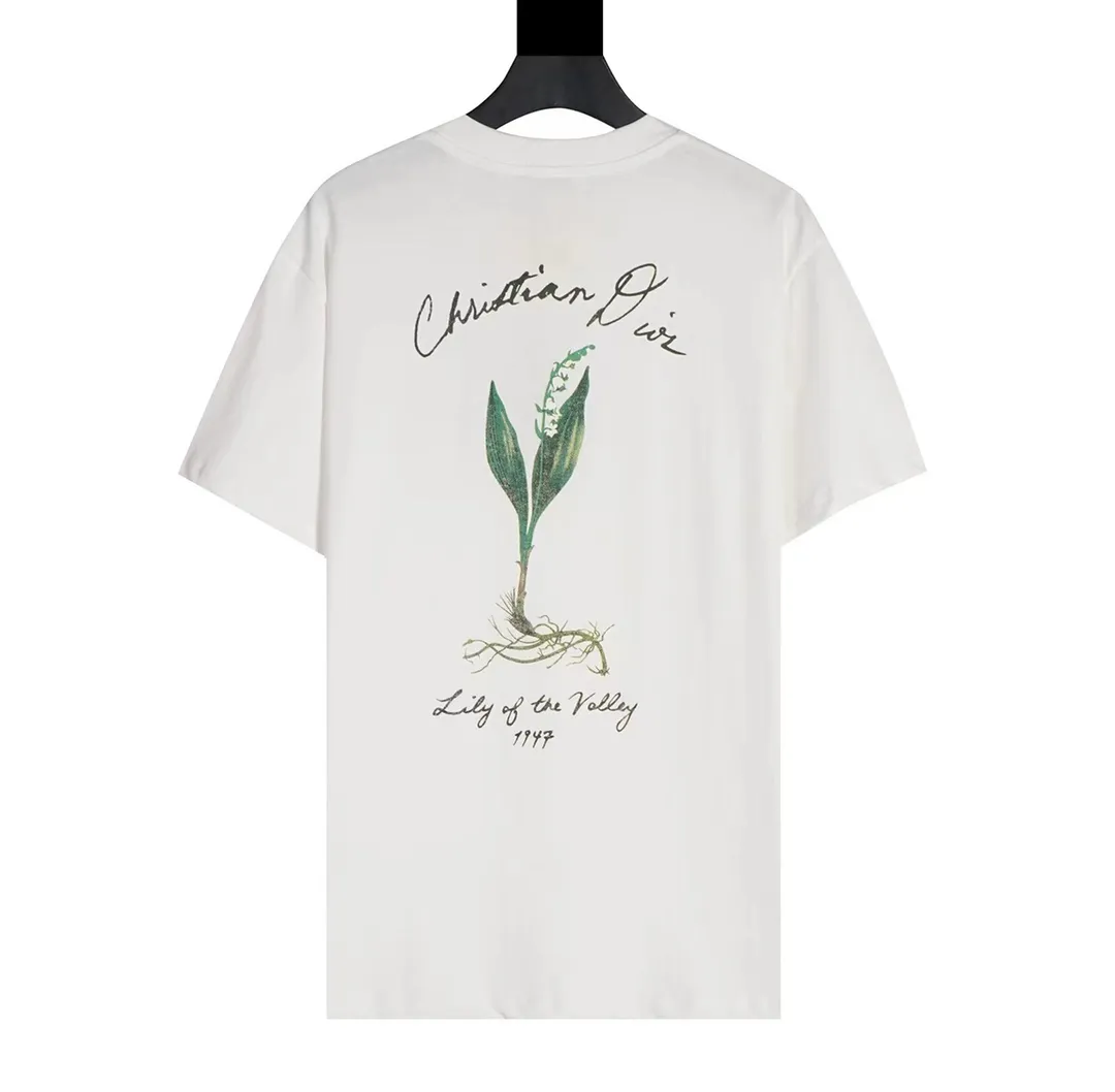 🅿️180 CD New lily of the valley loose-fitting short-sleeved fabric: 24S special woven compact cotton fabric 260g Rib: 40S double yarn rib; 280g This T-shirt is decorated with a delicate lily of the valley flower print, paying tribute to the beauty of the plant. Crafted from white cotton-jersey, it features a handwritten Christian Dior signature print on the chest. Easily create a casual look.  It is woven with 24-count special compact cotton yarn. The weaving process requires high standards and requires the use of advanced looms and high-quality raw materials. Specially woven compact cotton has many advantages, such as softness and comfort, good breathability, strong wrinkle resistance, good durability, etc.; it has a tighter, softer and more delicate texture and feel.  In the nylon solid slurry penetration printing process, you first need to apply nylon solid slurry on the pattern, and then make the slurry penetrate into the fabric through hot pressing or drying. During the penetration process, the slurry will chemically react with the fabric fibers to form a strong adhesion layer, making the pattern more vivid and full. Size: XS S M L