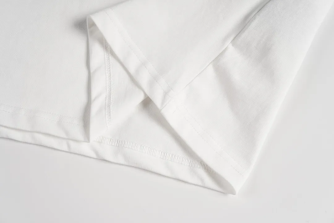 🅿️180 CD New lily of the valley loose-fitting short-sleeved fabric: 24S special woven compact cotton fabric 260g Rib: 40S double yarn rib; 280g This T-shirt is decorated with a delicate lily of the valley flower print, paying tribute to the beauty of the plant. Crafted from white cotton-jersey, it features a handwritten Christian Dior signature print on the chest. Easily create a casual look.  It is woven with 24-count special compact cotton yarn. The weaving process requires high standards and requires the use of advanced looms and high-quality raw materials. Specially woven compact cotton has many advantages, such as softness and comfort, good breathability, strong wrinkle resistance, good durability, etc.; it has a tighter, softer and more delicate texture and feel.  In the nylon solid slurry penetration printing process, you first need to apply nylon solid slurry on the pattern, and then make the slurry penetrate into the fabric through hot pressing or drying. During the penetration process, the slurry will chemically react with the fabric fibers to form a strong adhesion layer, making the pattern more vivid and full. Size: XS S M L
