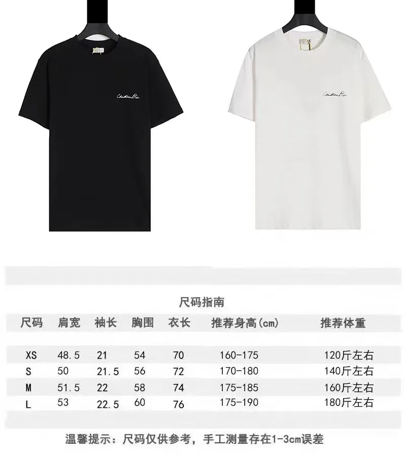 🅿️180 CD New lily of the valley loose-fitting short-sleeved fabric: 24S special woven compact cotton fabric 260g Rib: 40S double yarn rib; 280g This T-shirt is decorated with a delicate lily of the valley flower print, paying tribute to the beauty of the plant. Crafted from white cotton-jersey, it features a handwritten Christian Dior signature print on the chest. Easily create a casual look.  It is woven with 24-count special compact cotton yarn. The weaving process requires high standards and requires the use of advanced looms and high-quality raw materials. Specially woven compact cotton has many advantages, such as softness and comfort, good breathability, strong wrinkle resistance, good durability, etc.; it has a tighter, softer and more delicate texture and feel.  In the nylon solid slurry penetration printing process, you first need to apply nylon solid slurry on the pattern, and then make the slurry penetrate into the fabric through hot pressing or drying. During the penetration process, the slurry will chemically react with the fabric fibers to form a strong adhesion layer, making the pattern more vivid and full. Size: XS S M L