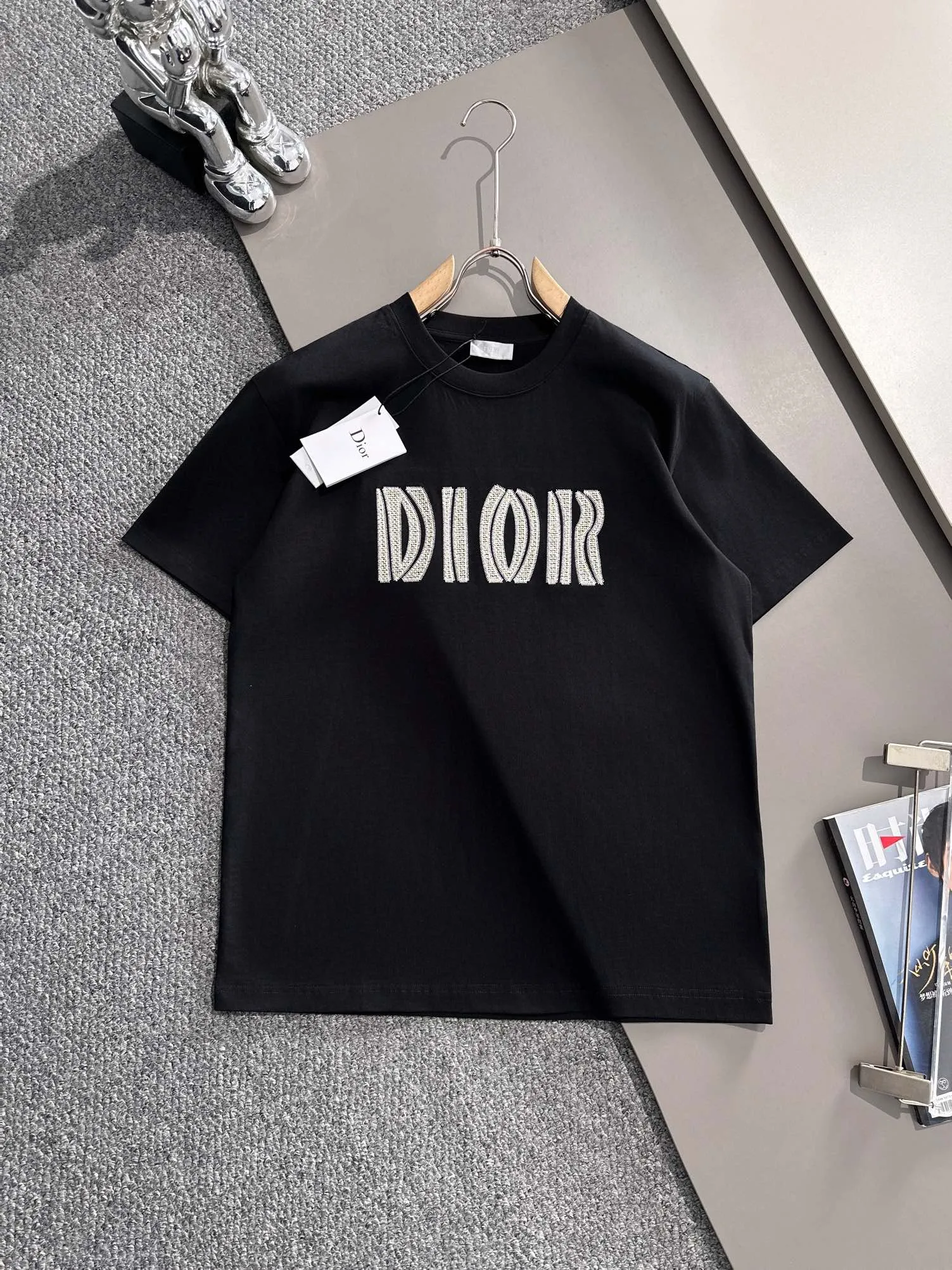 🅿️170 (arrives the next day) Dior 2025 new style woven embroidered letter logo, same style for men and women, short-sleeved T-shirt ·Customized 260g 100% double yarn pure cotton fabric ·Dyeing 32 counts double-strand thread ·Collar label, hangtag, main mark and three labels complete Color: black Size: XS S M L
