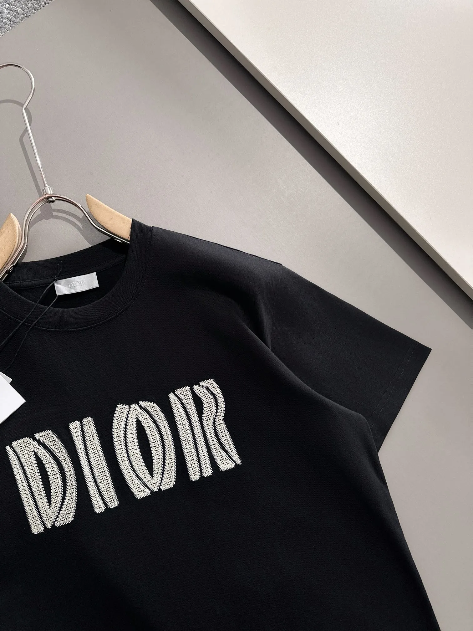 🅿️170 (arrives the next day) Dior 2025 new style woven embroidered letter logo, same style for men and women, short-sleeved T-shirt ·Customized 260g 100% double yarn pure cotton fabric ·Dyeing 32 counts double-strand thread ·Collar label, hangtag, main mark and three labels complete Color: black Size: XS S M L