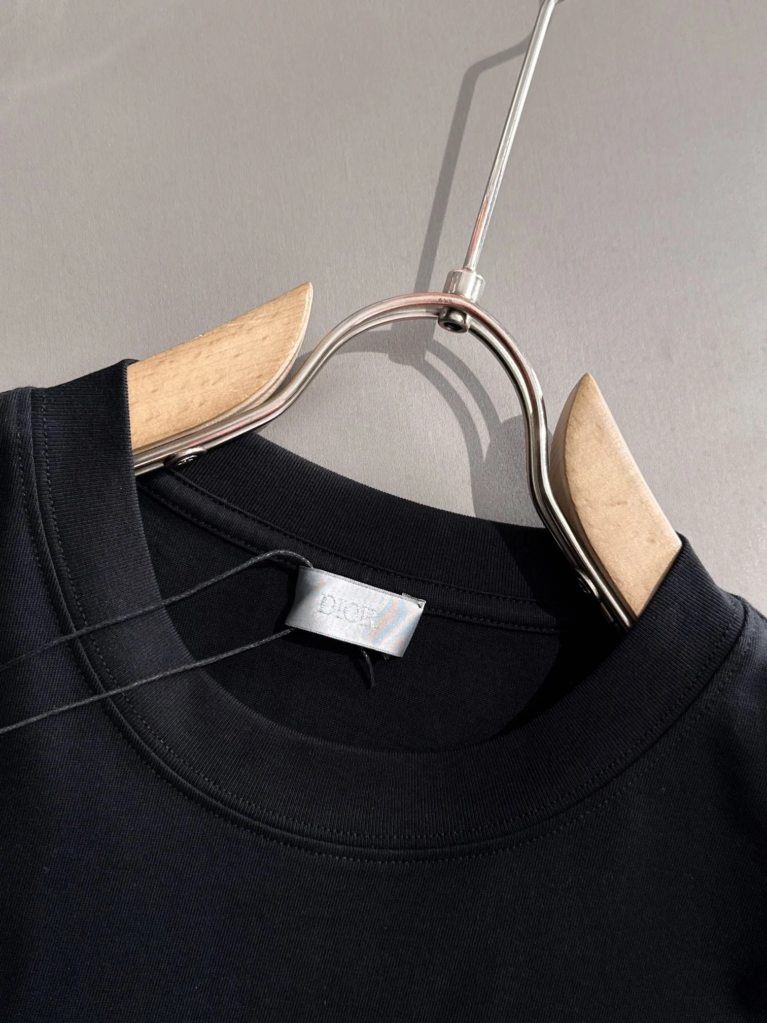 🅿️170 (arrives the next day) Dior 2025 new style woven embroidered letter logo, same style for men and women, short-sleeved T-shirt ·Customized 260g 100% double yarn pure cotton fabric ·Dyeing 32 counts double-strand thread ·Collar label, hangtag, main mark and three labels complete Color: black Size: XS S M L