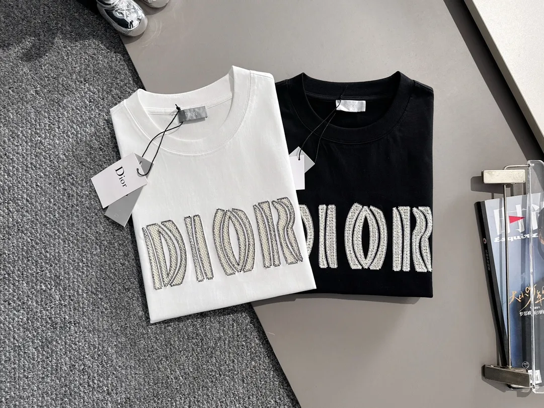 🅿️170 (arrives the next day) Dior 2025 new style woven embroidered letter logo, same style for men and women, short-sleeved T-shirt ·Customized 260g 100% double yarn pure cotton fabric ·Dyeing 32 counts double-strand thread ·Collar label, hangtag, main mark and three labels complete Color: black Size: XS S M L