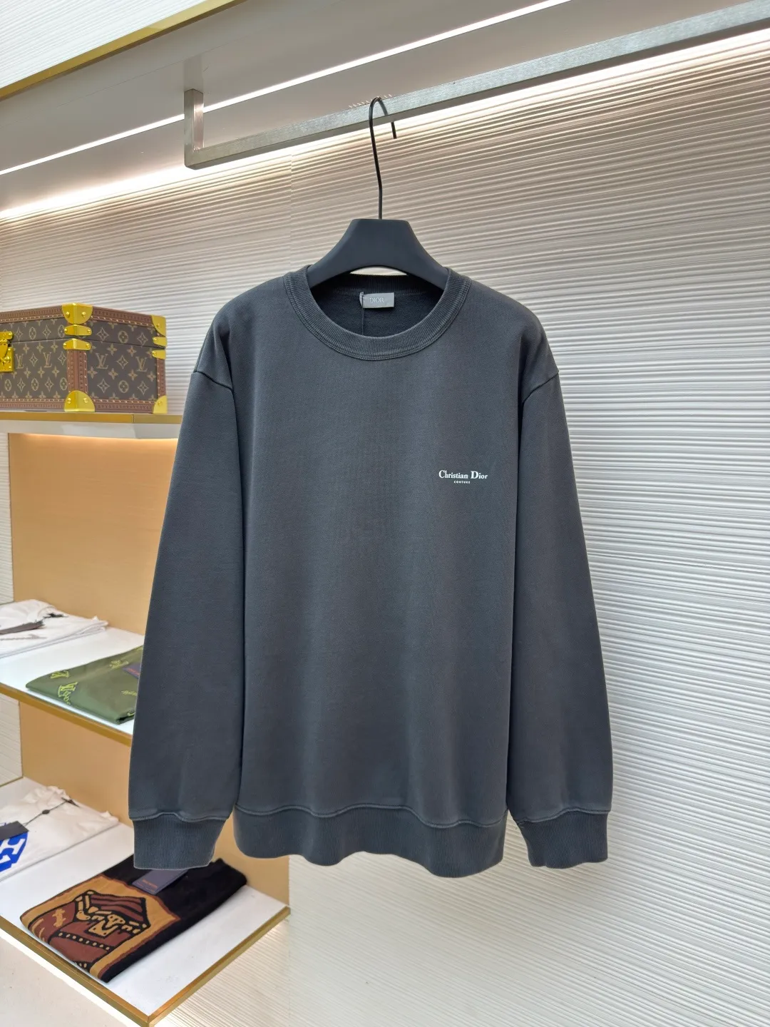 Dior Heritage Portrait Printed Sweatshirt ●Original version: Purchased and developed for 12500 ●Item No.: 1680719-A50 ●Material: double-strand cotton velvet feel fabric ●Technology: printing production ●Version: fitted version ●Weight: about 690 grams ●Size: S-M-L-XL ●Description: Custom-dyed dark and elegant double-strand cotton velvet feel fabric with excellent texture, comfortable and skin-friendly, laid out in deep, advanced gray tones The chest is embellished with Christian Dior Couture prints. The simple posture shows unique charm and complements the text "Intriguing is Your Dior" on the back. A portrait pattern with a retro style of the 1980s comes into view. The picture of the character peeking out from between the stripes is very visually impactful. With the unique publicity and uninhibitedness of that era, it becomes the focus of everyone's attention. Glue printing is used. The chest printing is modified by the film screen three times. The glue liquid paint is used to print the pattern on the fabric. The fabric is baked to fix the printed pattern. Printing using digital direct injection technology, analyzing the original typesetting by machine, converting pattern information into digital signals, spraying dye directly onto the surface of the fabric to achieve high-resolution printing effects, clear details, natural colors, and the fabrics have been washed, with better hand feel and texture, not easy to deform, not easy to shrink, not easy to fade, and maintain long-term beauty. The overall wiring is straight and delicate, the fabric is comfortable and soft, and the color is consistent without color difference. It can be matched with the same style to create a fashionable look and control various occasions. Customized accessories, complete with three standards, same style for men and women!