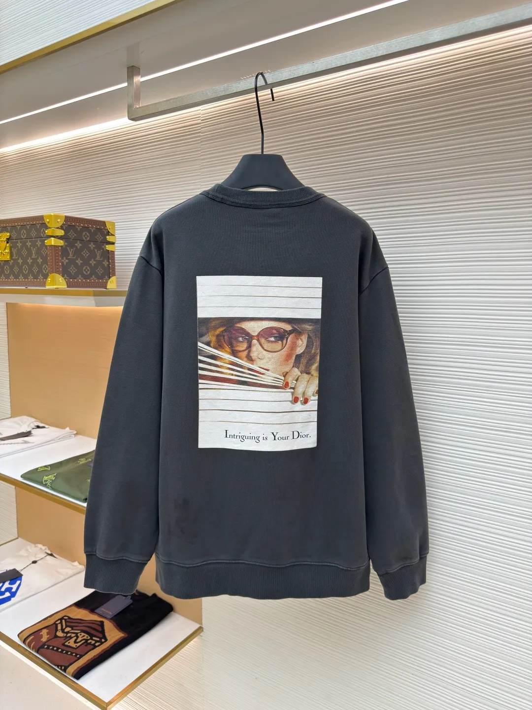 Dior Heritage Portrait Printed Sweatshirt ●Original version: Purchased and developed for 12500 ●Item No.: 1680719-A50 ●Material: double-strand cotton velvet feel fabric ●Technology: printing production ●Version: fitted version ●Weight: about 690 grams ●Size: S-M-L-XL ●Description: Custom-dyed dark and elegant double-strand cotton velvet feel fabric with excellent texture, comfortable and skin-friendly, laid out in deep, advanced gray tones The chest is embellished with Christian Dior Couture prints. The simple posture shows unique charm and complements the text "Intriguing is Your Dior" on the back. A portrait pattern with a retro style of the 1980s comes into view. The picture of the character peeking out from between the stripes is very visually impactful. With the unique publicity and uninhibitedness of that era, it becomes the focus of everyone's attention. Glue printing is used. The chest printing is modified by the film screen three times. The glue liquid paint is used to print the pattern on the fabric. The fabric is baked to fix the printed pattern. Printing using digital direct injection technology, analyzing the original typesetting by machine, converting pattern information into digital signals, spraying dye directly onto the surface of the fabric to achieve high-resolution printing effects, clear details, natural colors, and the fabrics have been washed, with better hand feel and texture, not easy to deform, not easy to shrink, not easy to fade, and maintain long-term beauty. The overall wiring is straight and delicate, the fabric is comfortable and soft, and the color is consistent without color difference. It can be matched with the same style to create a fashionable look and control various occasions. Customized accessories, complete with three standards, same style for men and women!
