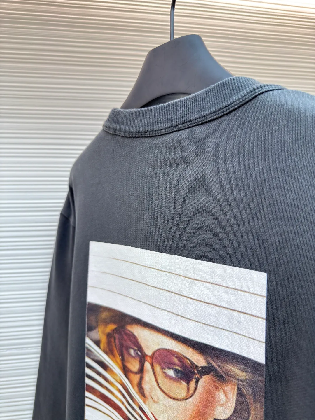 Dior Heritage Portrait Printed Sweatshirt ●Original version: Purchased and developed for 12500 ●Item No.: 1680719-A50 ●Material: double-strand cotton velvet feel fabric ●Technology: printing production ●Version: fitted version ●Weight: about 690 grams ●Size: S-M-L-XL ●Description: Custom-dyed dark and elegant double-strand cotton velvet feel fabric with excellent texture, comfortable and skin-friendly, laid out in deep, advanced gray tones The chest is embellished with Christian Dior Couture prints. The simple posture shows unique charm and complements the text "Intriguing is Your Dior" on the back. A portrait pattern with a retro style of the 1980s comes into view. The picture of the character peeking out from between the stripes is very visually impactful. With the unique publicity and uninhibitedness of that era, it becomes the focus of everyone's attention. Glue printing is used. The chest printing is modified by the film screen three times. The glue liquid paint is used to print the pattern on the fabric. The fabric is baked to fix the printed pattern. Printing using digital direct injection technology, analyzing the original typesetting by machine, converting pattern information into digital signals, spraying dye directly onto the surface of the fabric to achieve high-resolution printing effects, clear details, natural colors, and the fabrics have been washed, with better hand feel and texture, not easy to deform, not easy to shrink, not easy to fade, and maintain long-term beauty. The overall wiring is straight and delicate, the fabric is comfortable and soft, and the color is consistent without color difference. It can be matched with the same style to create a fashionable look and control various occasions. Customized accessories, complete with three standards, same style for men and women!
