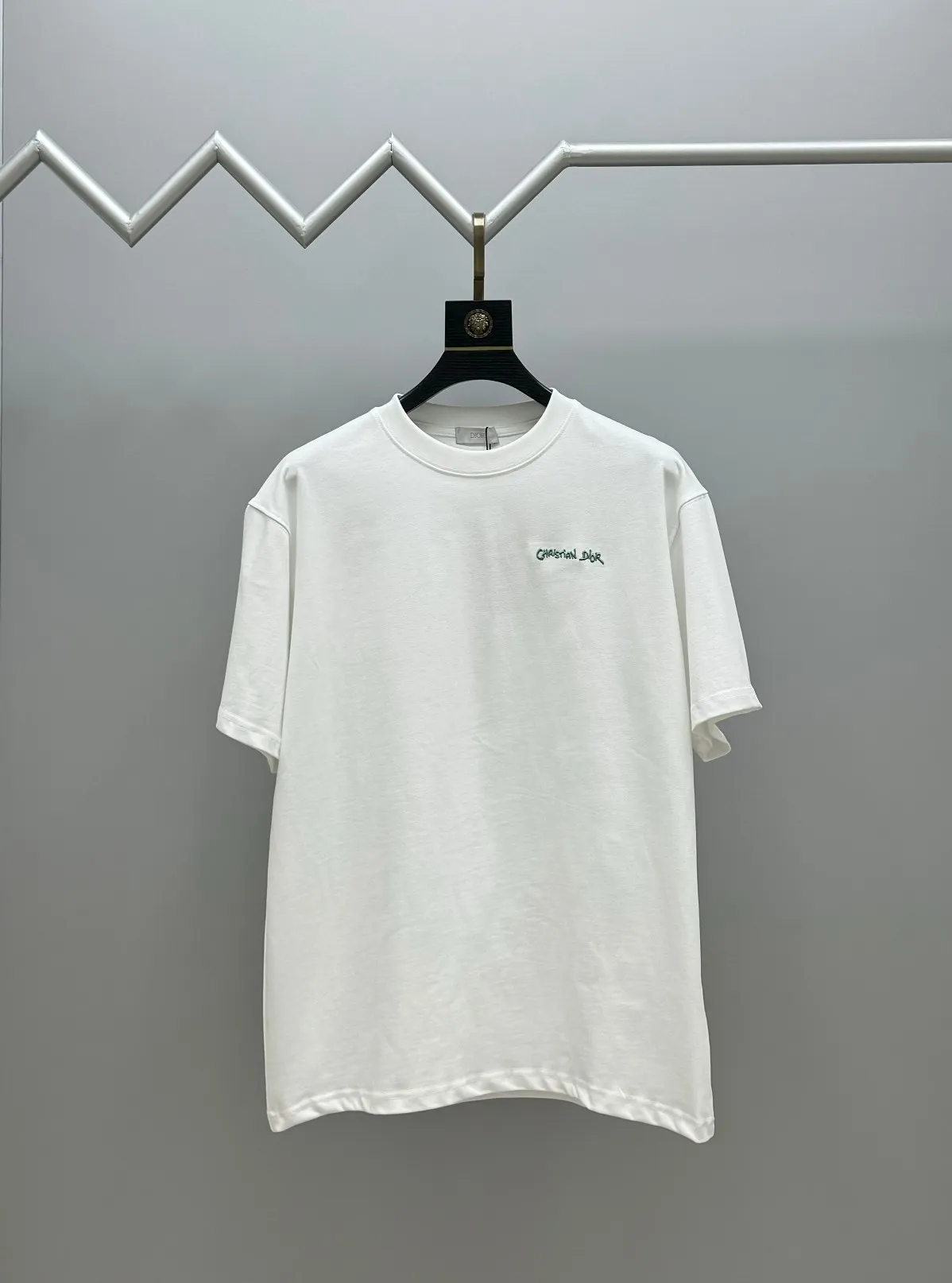 🅿️210 (top version, differentiated currency) will not be taken off the shelves all year round, sell with confidence Style: Dior/DIO.R short-sleeved T-shirt Fabric: 300g heavy double yarn 100% cotton Rib: 320g heavy Sorona 1*1 trendy brand Craftsmanship: imported machine embroidered logo Color: white black floral gray Size: XS S M L No gender distinction, the same style for men and women