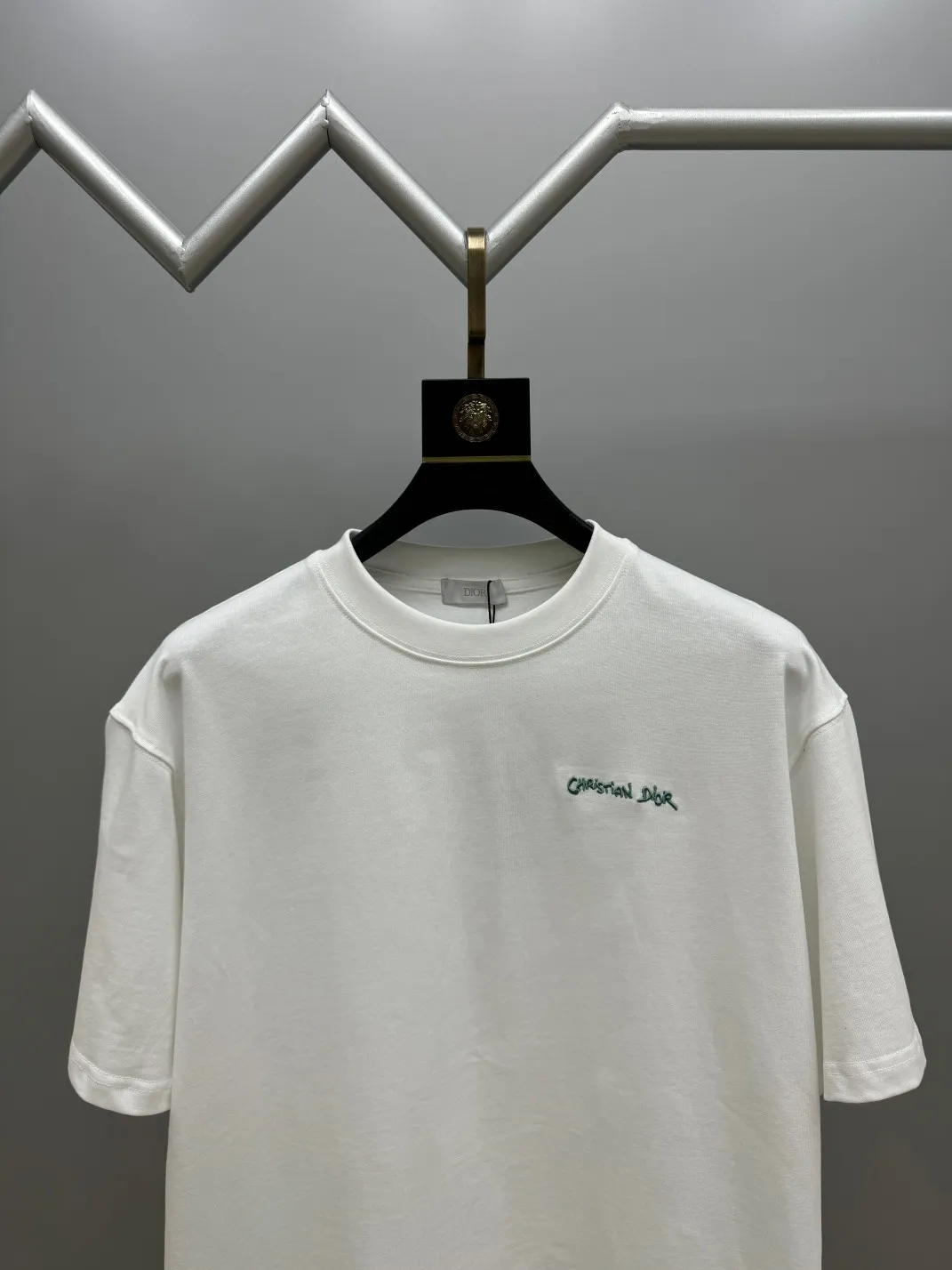 🅿️210 (top version, differentiated currency) will not be taken off the shelves all year round, sell with confidence Style: Dior/DIO.R short-sleeved T-shirt Fabric: 300g heavy double yarn 100% cotton Rib: 320g heavy Sorona 1*1 trendy brand Craftsmanship: imported machine embroidered logo Color: white black floral gray Size: XS S M L No gender distinction, the same style for men and women