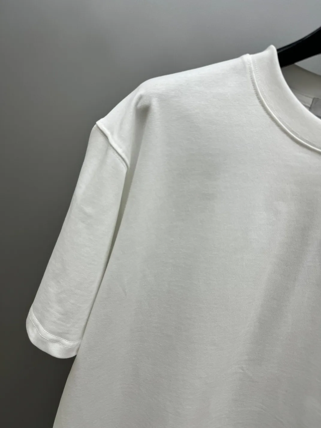 🅿️210 (top version, differentiated currency) will not be taken off the shelves all year round, sell with confidence Style: Dior/DIO.R short-sleeved T-shirt Fabric: 300g heavy double yarn 100% cotton Rib: 320g heavy Sorona 1*1 trendy brand Craftsmanship: imported machine embroidered logo Color: white black floral gray Size: XS S M L No gender distinction, the same style for men and women
