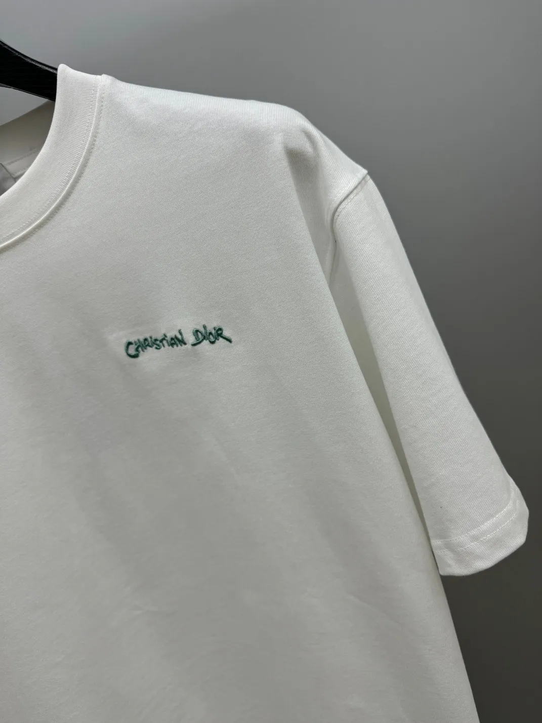 🅿️210 (top version, differentiated currency) will not be taken off the shelves all year round, sell with confidence Style: Dior/DIO.R short-sleeved T-shirt Fabric: 300g heavy double yarn 100% cotton Rib: 320g heavy Sorona 1*1 trendy brand Craftsmanship: imported machine embroidered logo Color: white black floral gray Size: XS S M L No gender distinction, the same style for men and women