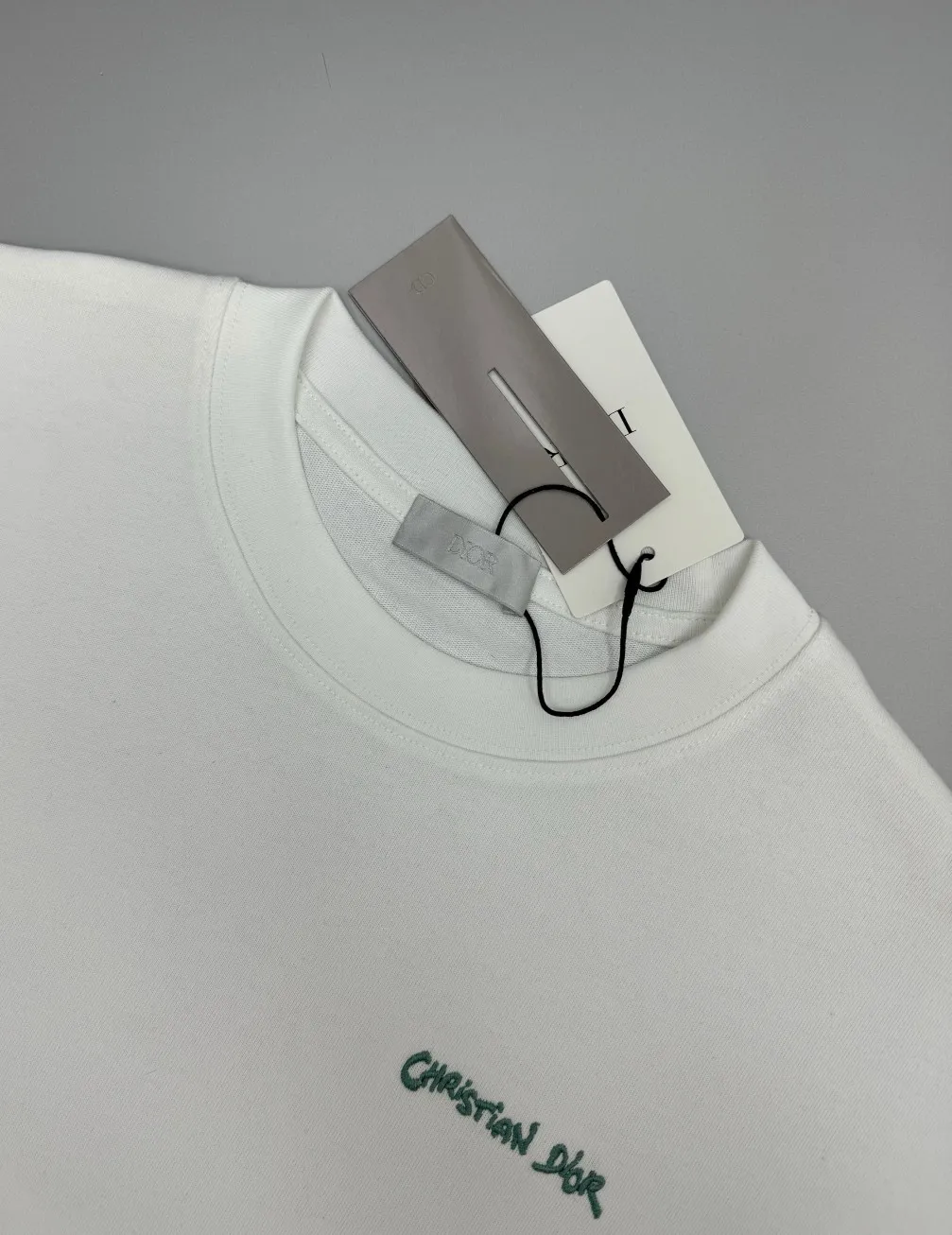 🅿️210 (top version, differentiated currency) will not be taken off the shelves all year round, sell with confidence Style: Dior/DIO.R short-sleeved T-shirt Fabric: 300g heavy double yarn 100% cotton Rib: 320g heavy Sorona 1*1 trendy brand Craftsmanship: imported machine embroidered logo Color: white black floral gray Size: XS S M L No gender distinction, the same style for men and women