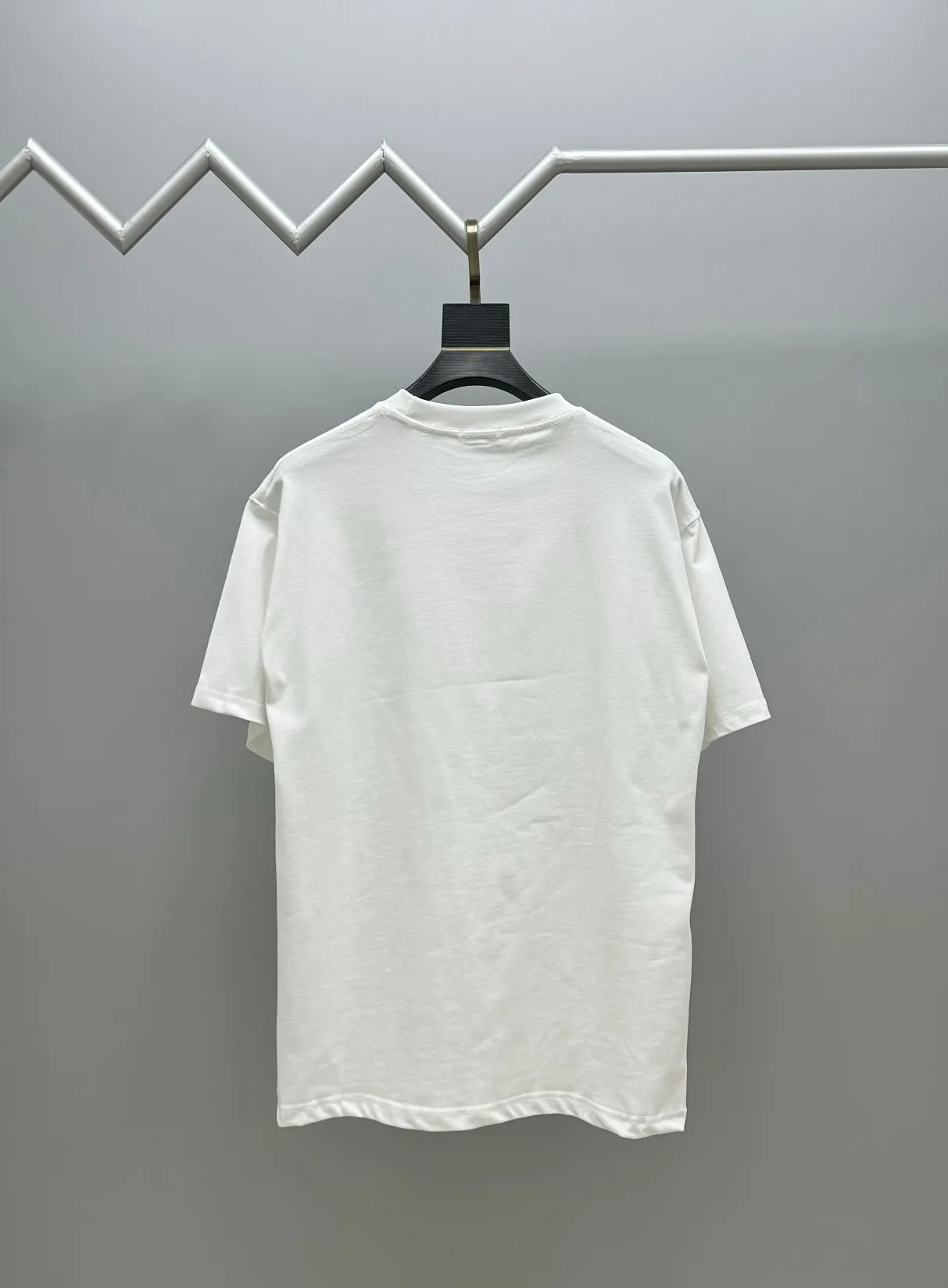 🅿️210 (top version, differentiated currency) will not be taken off the shelves all year round, sell with confidence Style: Dior/DIO.R short-sleeved T-shirt Fabric: 300g heavy double yarn 100% cotton Rib: 320g heavy Sorona 1*1 trendy brand Craftsmanship: imported machine embroidered logo Color: white black floral gray Size: XS S M L No gender distinction, the same style for men and women