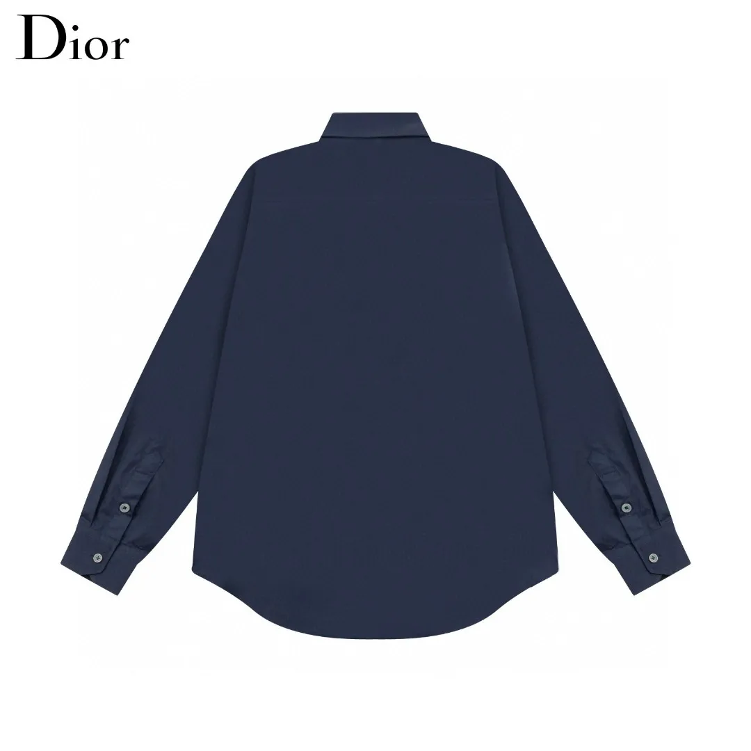 🅿️286 DIOR 🔥The most popular style is coming. Simple and versatile pocket letter logo slogan embroidered long-sleeved shirt. 2024ss official website new long-sleeved shirt, exquisite embroidered logo. High-end version, in-store customized fabric. Highly breathable and comfortable, exquisitely crafted, with impeccable detail processing. ✅Customized logo engraved buttons, complete with three labels. Brand element design concept reflects high quality. It feels delicate and soft! It presents a casual cut and the upper body shape is great! 🐉Code number: M-XXL