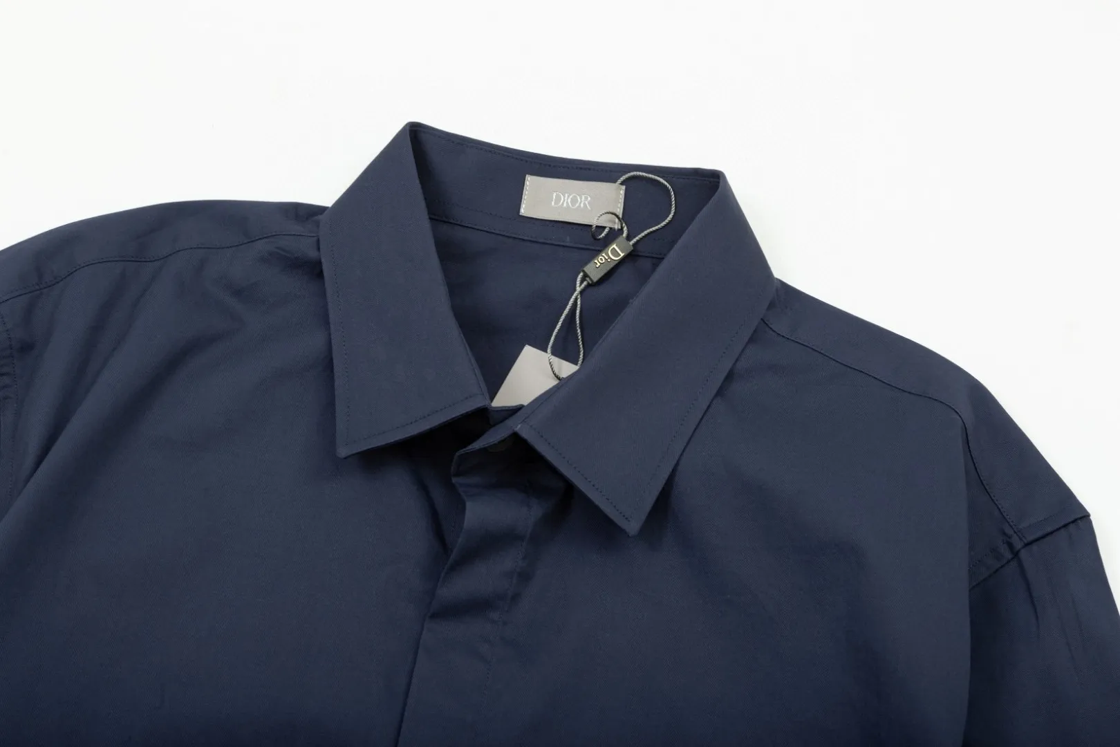 🅿️286 DIOR 🔥The most popular style is coming. Simple and versatile pocket letter logo slogan embroidered long-sleeved shirt. 2024ss official website new long-sleeved shirt, exquisite embroidered logo. High-end version, in-store customized fabric. Highly breathable and comfortable, exquisitely crafted, with impeccable detail processing. ✅Customized logo engraved buttons, complete with three labels. Brand element design concept reflects high quality. It feels delicate and soft! It presents a casual cut and the upper body shape is great! 🐉Code number: M-XXL