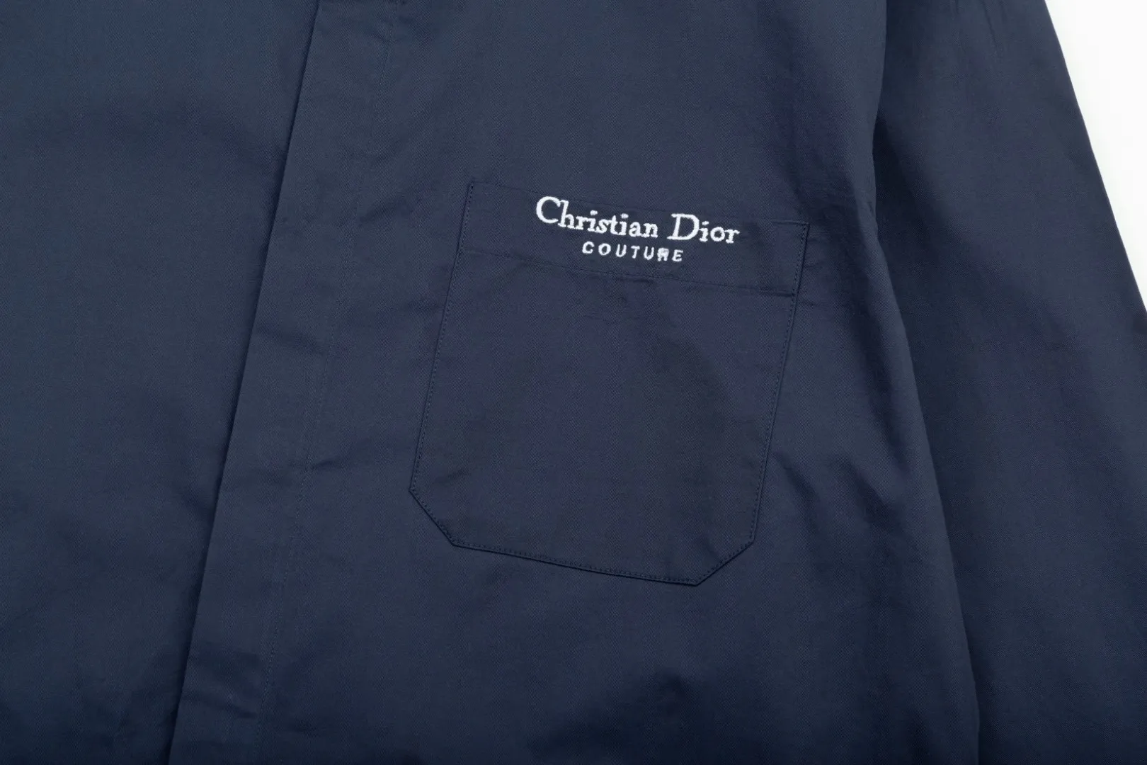 🅿️286 DIOR 🔥The most popular style is coming. Simple and versatile pocket letter logo slogan embroidered long-sleeved shirt. 2024ss official website new long-sleeved shirt, exquisite embroidered logo. High-end version, in-store customized fabric. Highly breathable and comfortable, exquisitely crafted, with impeccable detail processing. ✅Customized logo engraved buttons, complete with three labels. Brand element design concept reflects high quality. It feels delicate and soft! It presents a casual cut and the upper body shape is great! 🐉Code number: M-XXL