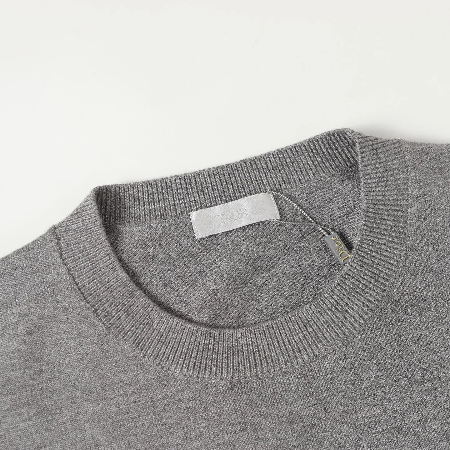 🅿️390 CD 24FW letter embroidered crew neck sweater, originally purchased and developed for 13,000, using 70 wool, 30 camel hair blended 40 count double-ply yarn to carry the ball. The pattern-spun yarn is custom-dyed in gray, and an imported 12-needle knitting machine is used for the plain weave process. The embroidery uses high-density three-dimensional embroidery process, and the entire garment is specially washed with wool to prevent shrinkage. Buttons are custom made of natural resin with logo engraving. Same style for men and women! size: S/M/L