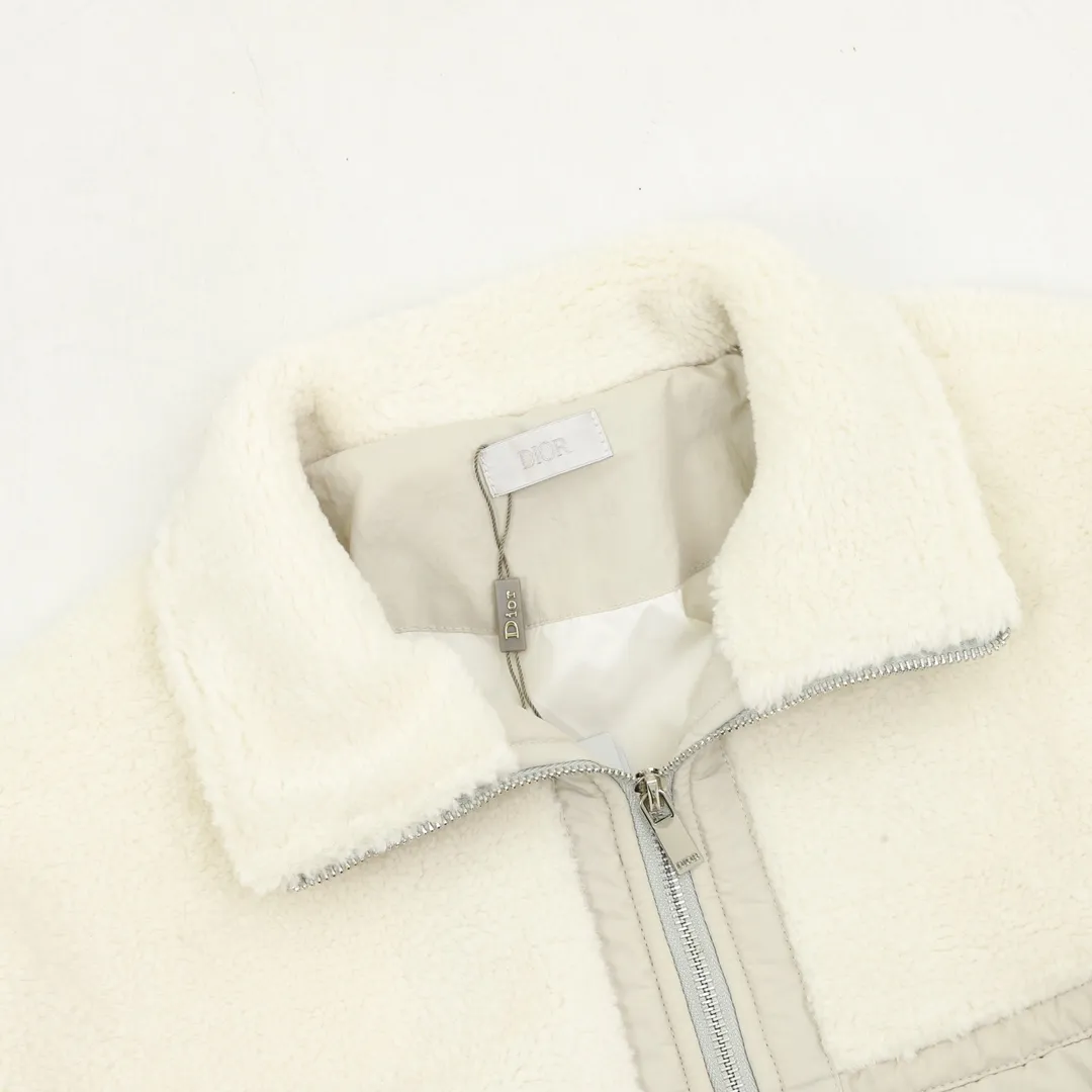 🅿️570 DIOR/Dior Teddy Velvet Logo Zipper Jacket The polyester filament is passed through a circular knitting machine, and the warp and weft are woven into each other into a double-sided knitted structure, with flat loops on the front and back. The polar fleece fabric is formed after a series of processes such as dyeing, raising, carding, shearing, and polarization. The suede texture is soft and the fiber characteristics make it almost non-absorbent. It can quickly drain sweat to the outer layer of the fabric and evaporate quickly, maintaining good breathability. The suede surface can lock the air and form a stagnant air layer around the body, effectively preventing heat loss and providing good warmth retention properties. Using quilted cannage pattern, the seamstress precisely adjusts the speed of the machine and stitch density, so that the stitches are smooth and even during the operation. After completion, regular diagonal quilting lines will be formed, which will inadvertently enhance the overall texture when putting it on and taking it off. Tightly fasten the fabric and cushioning material to the frame of the embroidery machine. The embroidery machine uses sparse stitches along the pattern of the cushion layer to outline the filling area of ​​the pattern. Then it runs the pattern of the overlay layer, using dense stitches to perfectly cover the foam cushion layer. After finishing, the edges of the patch will have no burrs and the pattern will be clear. Size：XS-L