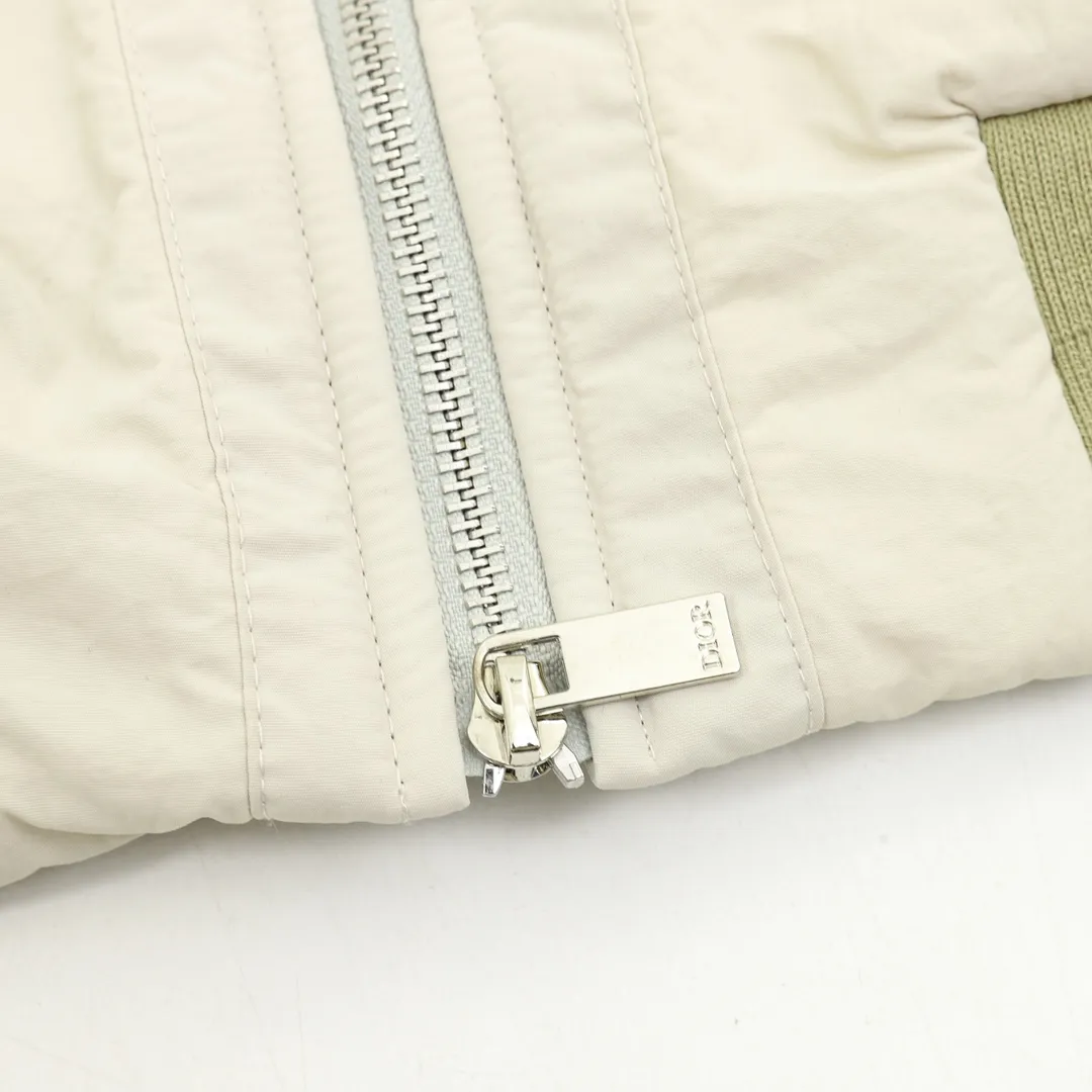 🅿️570 DIOR/Dior Teddy Velvet Logo Zipper Jacket The polyester filament is passed through a circular knitting machine, and the warp and weft are woven into each other into a double-sided knitted structure, with flat loops on the front and back. The polar fleece fabric is formed after a series of processes such as dyeing, raising, carding, shearing, and polarization. The suede texture is soft and the fiber characteristics make it almost non-absorbent. It can quickly drain sweat to the outer layer of the fabric and evaporate quickly, maintaining good breathability. The suede surface can lock the air and form a stagnant air layer around the body, effectively preventing heat loss and providing good warmth retention properties. Using quilted cannage pattern, the seamstress precisely adjusts the speed of the machine and stitch density, so that the stitches are smooth and even during the operation. After completion, regular diagonal quilting lines will be formed, which will inadvertently enhance the overall texture when putting it on and taking it off. Tightly fasten the fabric and cushioning material to the frame of the embroidery machine. The embroidery machine uses sparse stitches along the pattern of the cushion layer to outline the filling area of ​​the pattern. Then it runs the pattern of the overlay layer, using dense stitches to perfectly cover the foam cushion layer. After finishing, the edges of the patch will have no burrs and the pattern will be clear. Size：XS-L