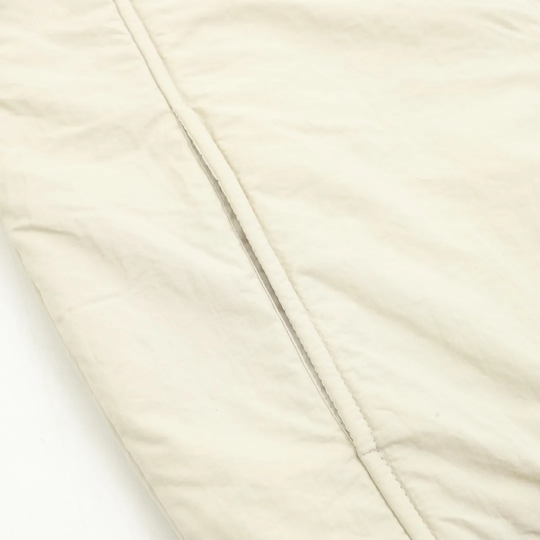 🅿️570 DIOR/Dior Teddy Velvet Logo Zipper Jacket The polyester filament is passed through a circular knitting machine, and the warp and weft are woven into each other into a double-sided knitted structure, with flat loops on the front and back. The polar fleece fabric is formed after a series of processes such as dyeing, raising, carding, shearing, and polarization. The suede texture is soft and the fiber characteristics make it almost non-absorbent. It can quickly drain sweat to the outer layer of the fabric and evaporate quickly, maintaining good breathability. The suede surface can lock the air and form a stagnant air layer around the body, effectively preventing heat loss and providing good warmth retention properties. Using quilted cannage pattern, the seamstress precisely adjusts the speed of the machine and stitch density, so that the stitches are smooth and even during the operation. After completion, regular diagonal quilting lines will be formed, which will inadvertently enhance the overall texture when putting it on and taking it off. Tightly fasten the fabric and cushioning material to the frame of the embroidery machine. The embroidery machine uses sparse stitches along the pattern of the cushion layer to outline the filling area of ​​the pattern. Then it runs the pattern of the overlay layer, using dense stitches to perfectly cover the foam cushion layer. After finishing, the edges of the patch will have no burrs and the pattern will be clear. Size：XS-L