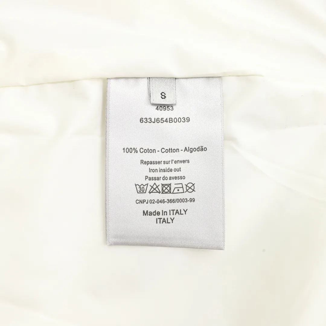 🅿️570 DIOR/Dior Teddy Velvet Logo Zipper Jacket The polyester filament is passed through a circular knitting machine, and the warp and weft are woven into each other into a double-sided knitted structure, with flat loops on the front and back. The polar fleece fabric is formed after a series of processes such as dyeing, raising, carding, shearing, and polarization. The suede texture is soft and the fiber characteristics make it almost non-absorbent. It can quickly drain sweat to the outer layer of the fabric and evaporate quickly, maintaining good breathability. The suede surface can lock the air and form a stagnant air layer around the body, effectively preventing heat loss and providing good warmth retention properties. Using quilted cannage pattern, the seamstress precisely adjusts the speed of the machine and stitch density, so that the stitches are smooth and even during the operation. After completion, regular diagonal quilting lines will be formed, which will inadvertently enhance the overall texture when putting it on and taking it off. Tightly fasten the fabric and cushioning material to the frame of the embroidery machine. The embroidery machine uses sparse stitches along the pattern of the cushion layer to outline the filling area of ​​the pattern. Then it runs the pattern of the overlay layer, using dense stitches to perfectly cover the foam cushion layer. After finishing, the edges of the patch will have no burrs and the pattern will be clear. Size：XS-L
