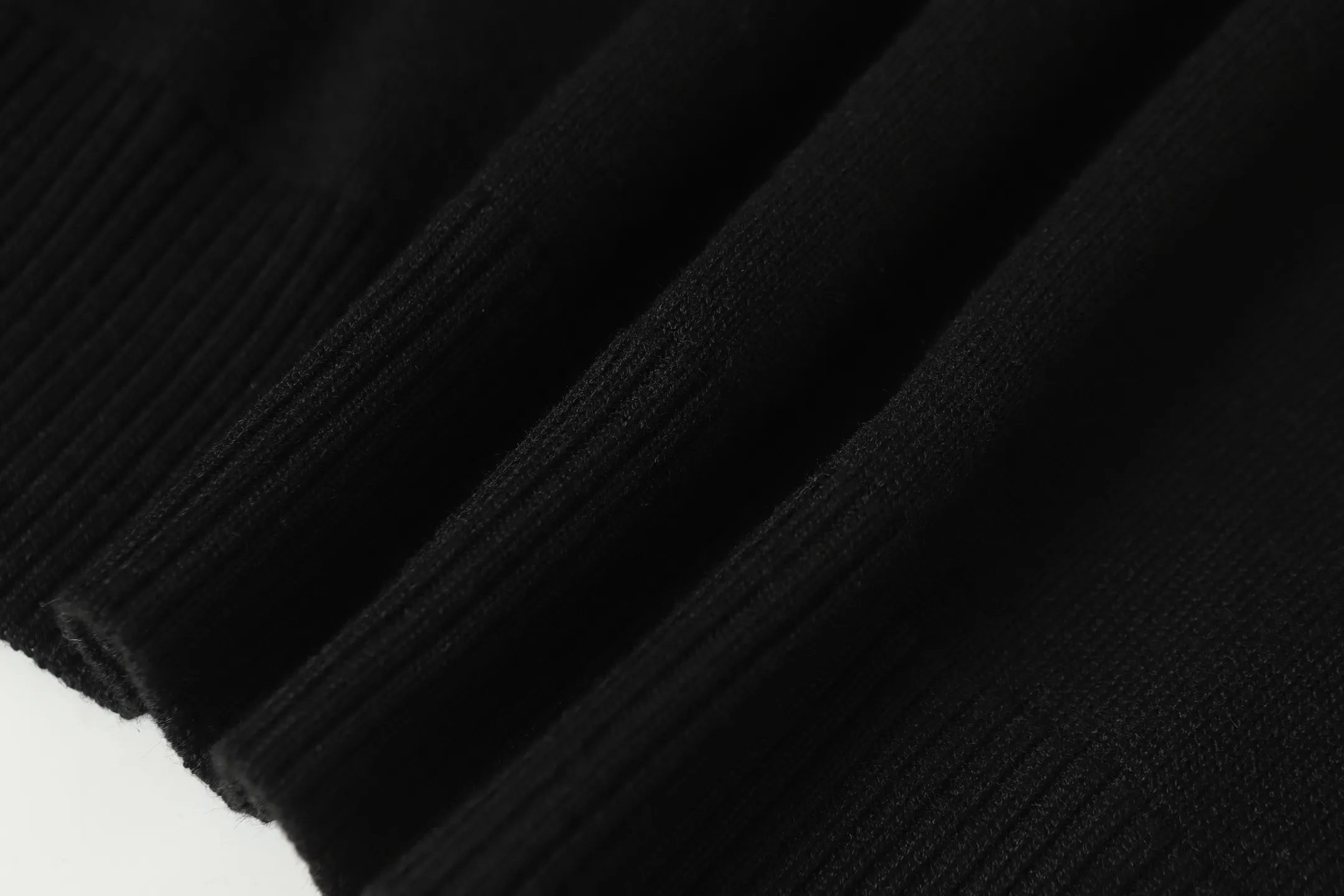 🅿️340 CD Archives Logo Embroidered Crew Neck Sweater The Archives Labels logo is reinterpreted with an embroidered version of the brand label. Made of white wool jersey with ribbed crew neck, cuffs and hem. It is characterized by timeless charm and is perfect for adding a touch of elegance to spring looks. Dior Archives Labels embroidered at chest. Ribbed crew neck, cuffs and hem. Size:S M L