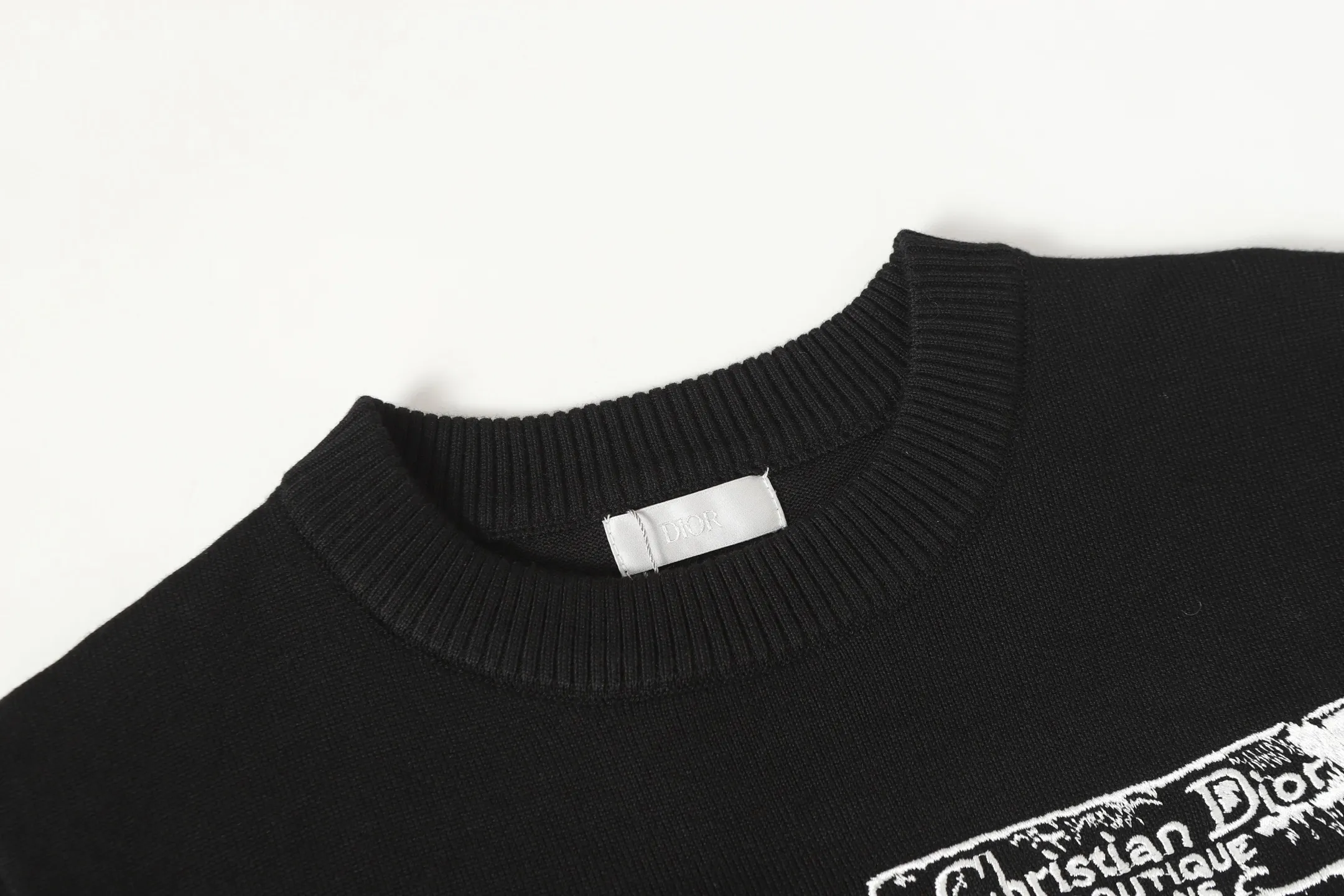 🅿️340 CD Archives Logo Embroidered Crew Neck Sweater The Archives Labels logo is reinterpreted with an embroidered version of the brand label. Made of white wool jersey with ribbed crew neck, cuffs and hem. It is characterized by timeless charm and is perfect for adding a touch of elegance to spring looks. Dior Archives Labels embroidered at chest. Ribbed crew neck, cuffs and hem. Size:S M L