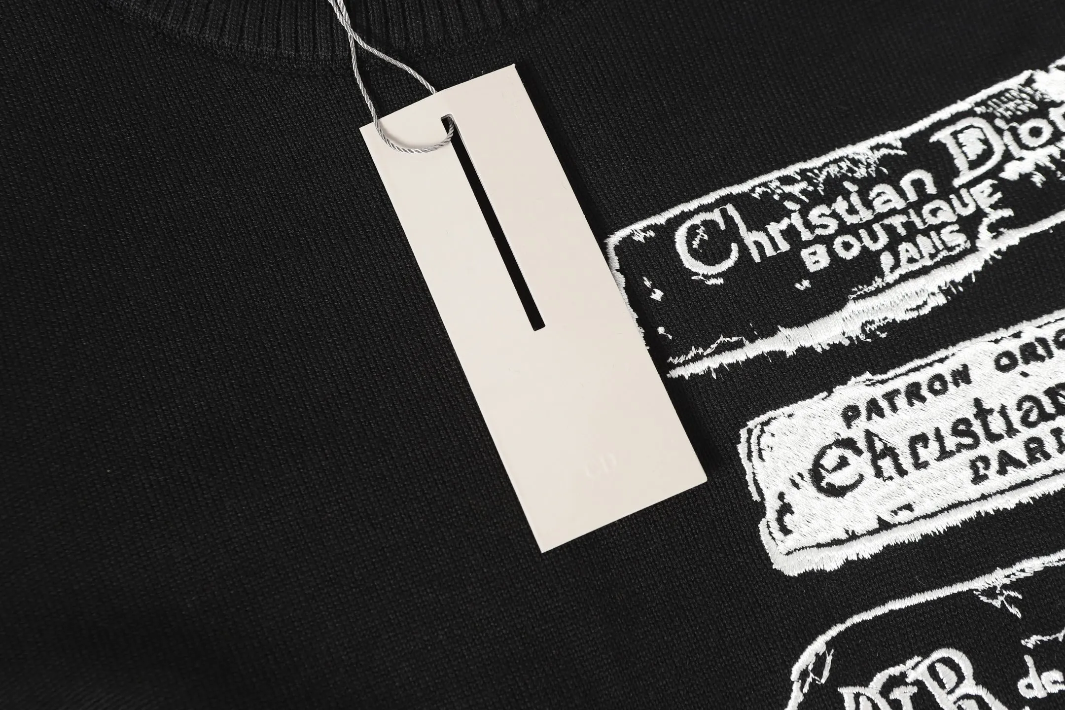 🅿️340 CD Archives Logo Embroidered Crew Neck Sweater The Archives Labels logo is reinterpreted with an embroidered version of the brand label. Made of white wool jersey with ribbed crew neck, cuffs and hem. It is characterized by timeless charm and is perfect for adding a touch of elegance to spring looks. Dior Archives Labels embroidered at chest. Ribbed crew neck, cuffs and hem. Size:S M L