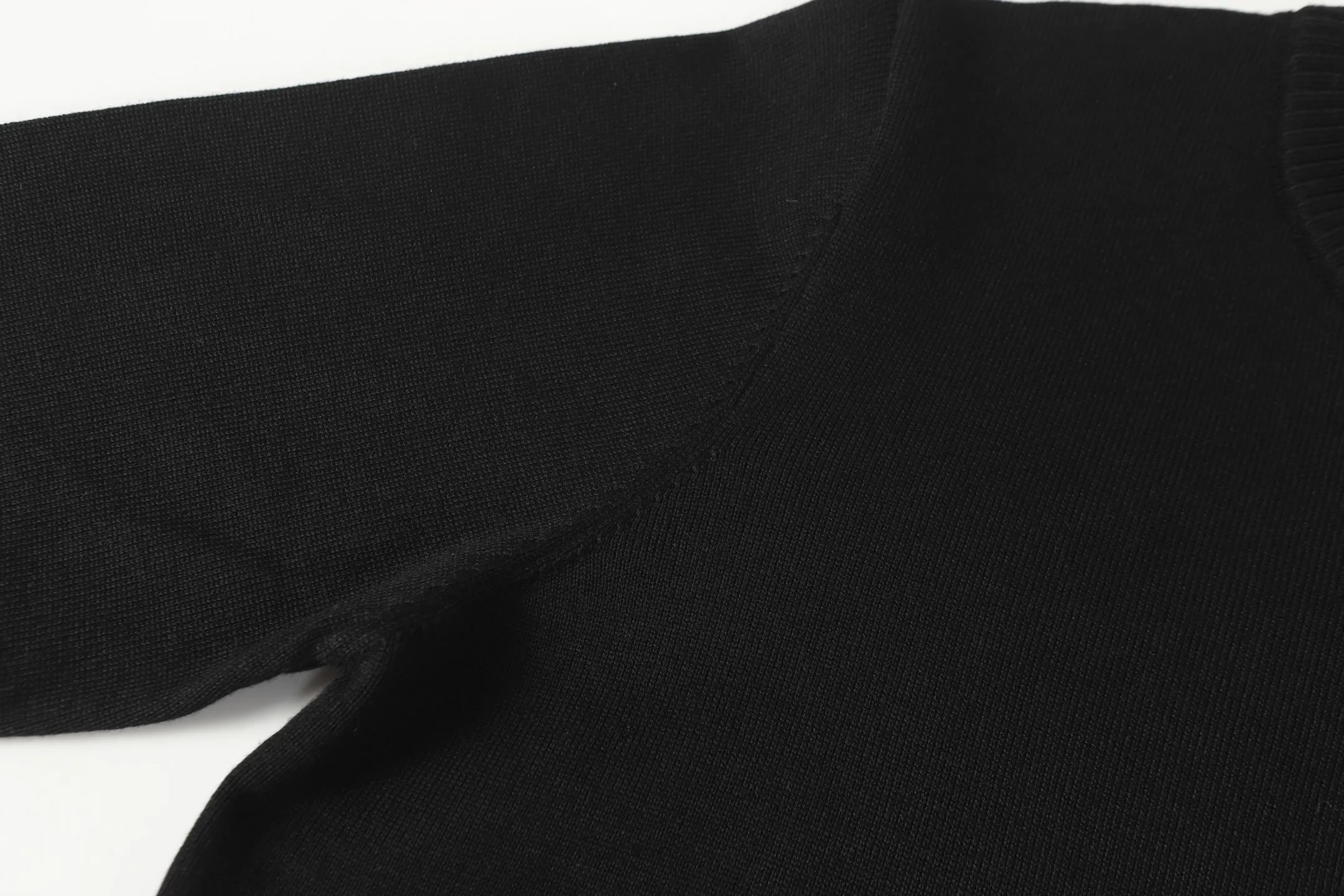 🅿️340 CD Archives Logo Embroidered Crew Neck Sweater The Archives Labels logo is reinterpreted with an embroidered version of the brand label. Made of white wool jersey with ribbed crew neck, cuffs and hem. It is characterized by timeless charm and is perfect for adding a touch of elegance to spring looks. Dior Archives Labels embroidered at chest. Ribbed crew neck, cuffs and hem. Size:S M L
